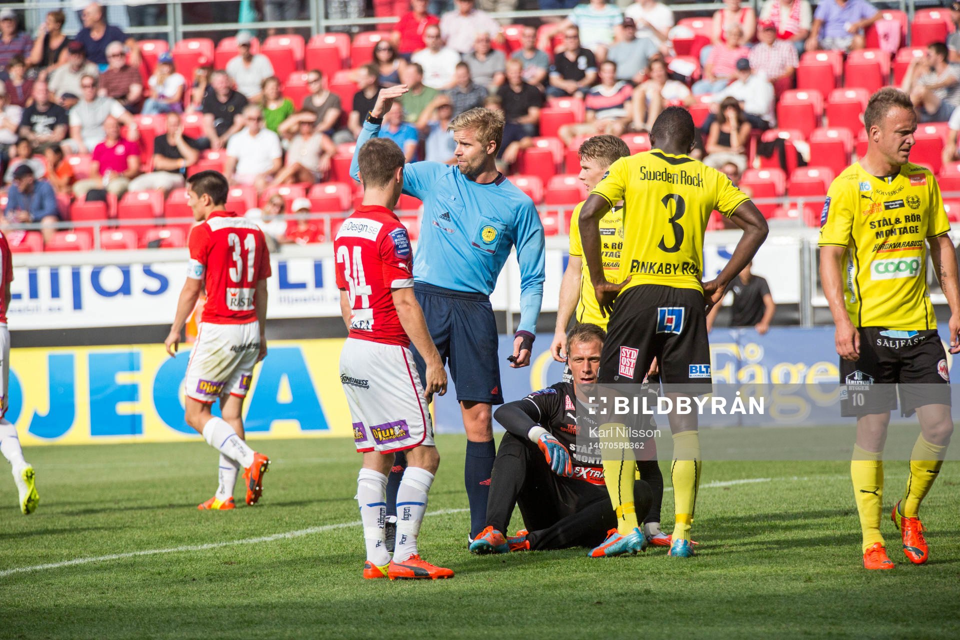 Domaren Glenn Nyberg  och Mjällbys målvakt Mattias Asper