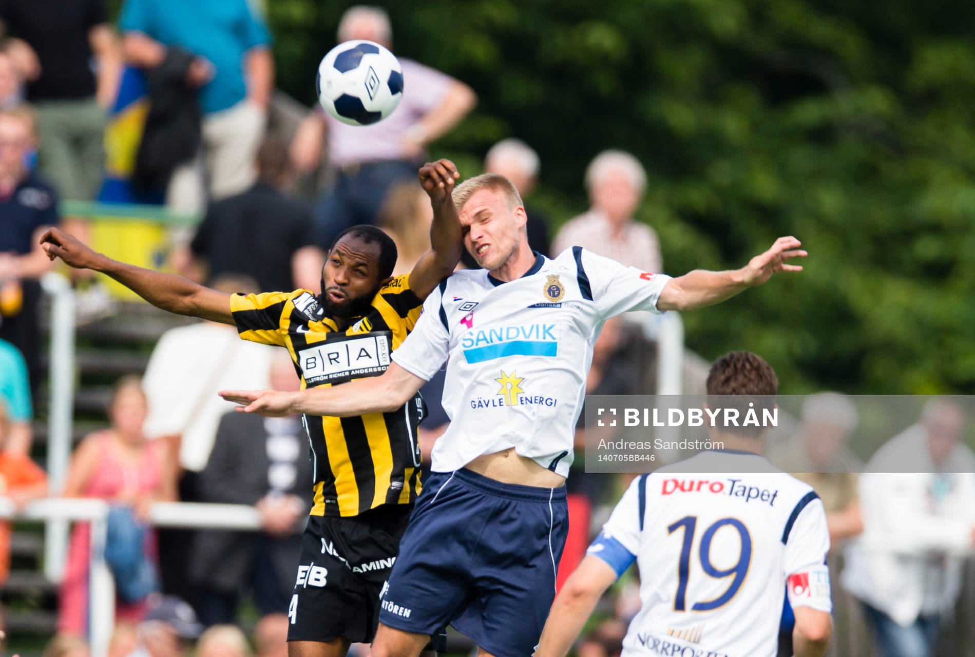 Häckens Rene Makondele i en nickduell med Gefles Robin