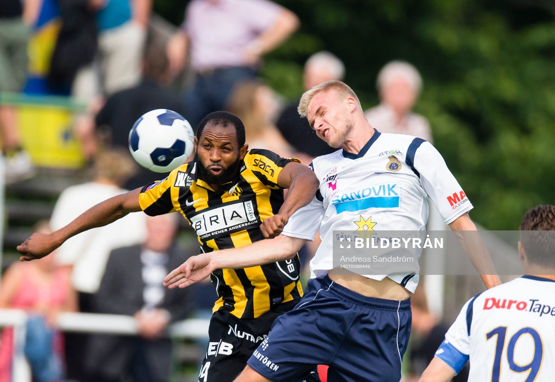 Häckens Rene Makondele i en nickduell med Gefles Robin