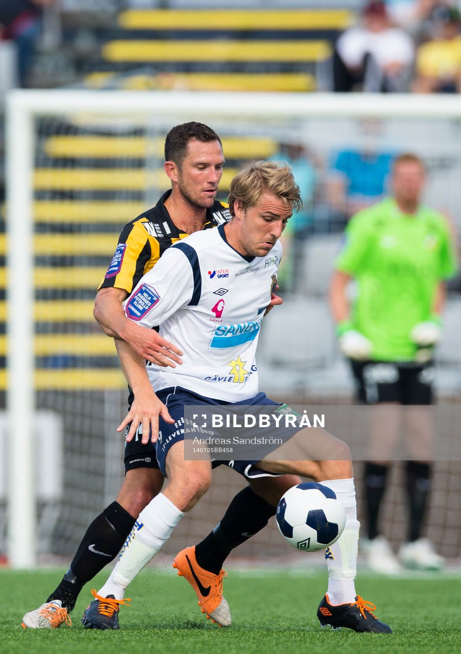 Gefles Johan Oremo i kamp med Häckens Martin Ericsson under fotbollsmatchen i Allsvenskan mellan Gefle och Häcken den 5 Juli 2014 i Gävle. 