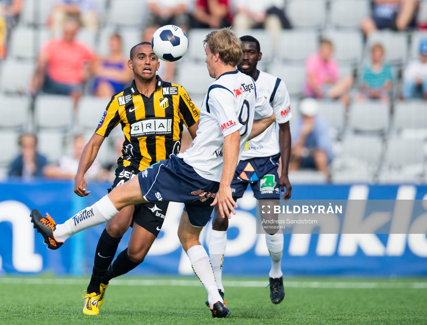 Häckens Walid Atta lyfter bollen över Gefles Johan Oremo