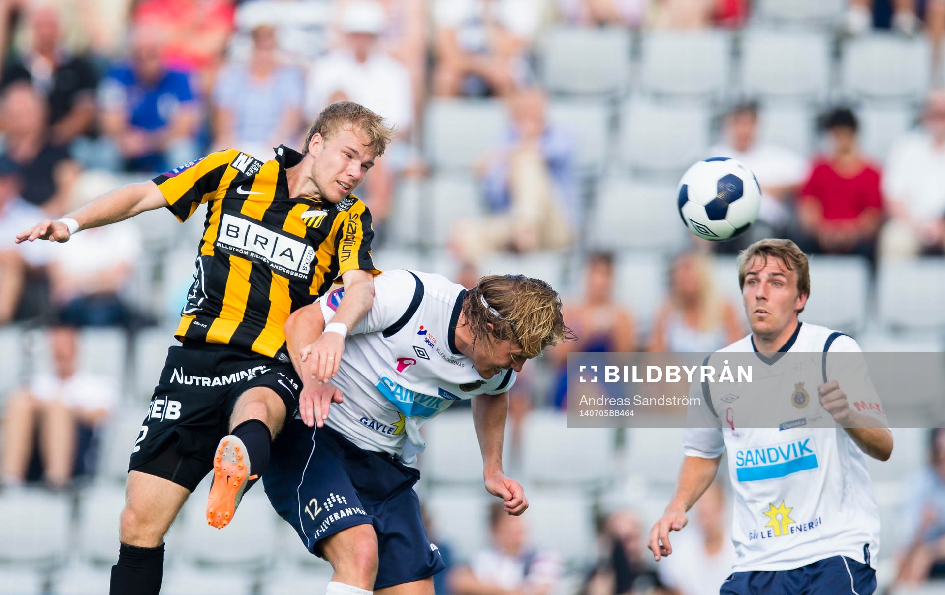 Häckens Oscar Lewicki i en nickduell med Gefles Anders