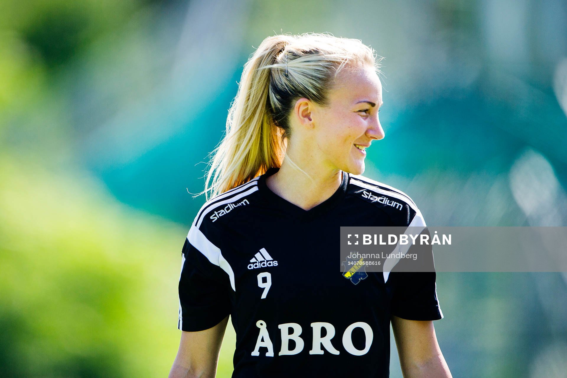  AIKs Emma Lundh värmer upp inför fotbollsmatchen i Damallsvenskan mellan AIK och Eskilstuna den 5 juli 2014 i Stockholm. 