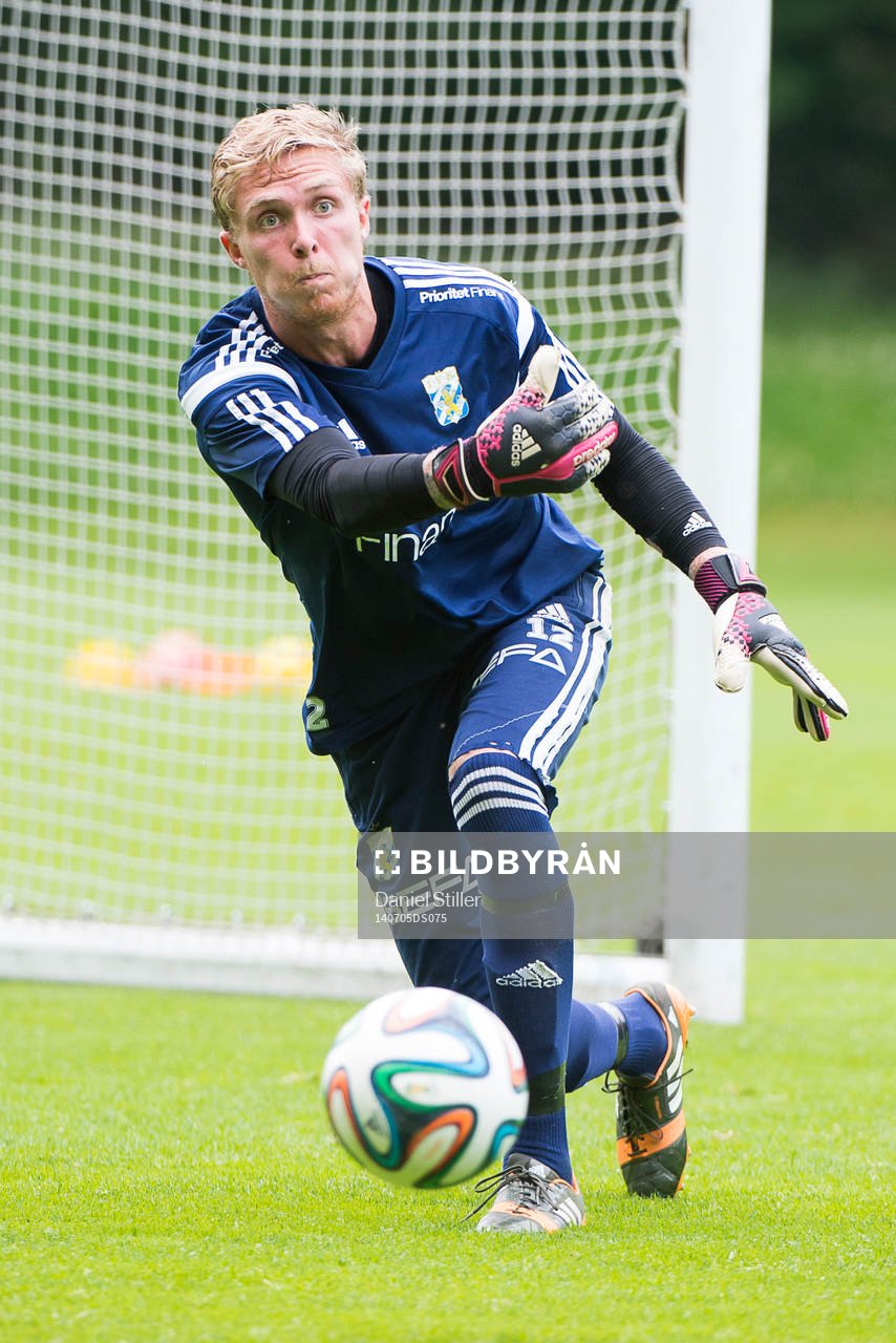 Målvakt Marcus Sandberg under en träning med  IFK Göteborg den 5 april 2014 i Göteborg.