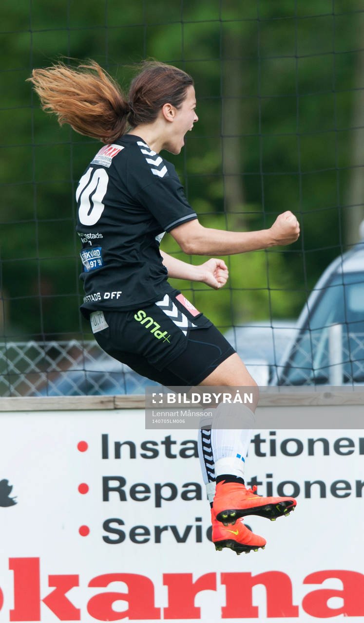 Kristianstads Marija Basunic har gjort 0-1 och jublar i