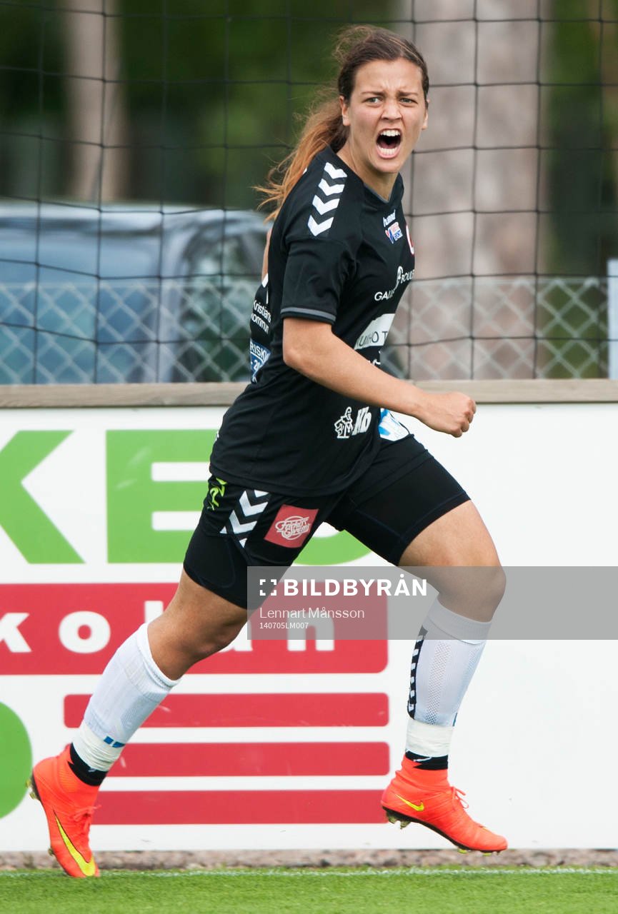 Kristianstads Marija Basunic har gjort 0-1 och jublar i
