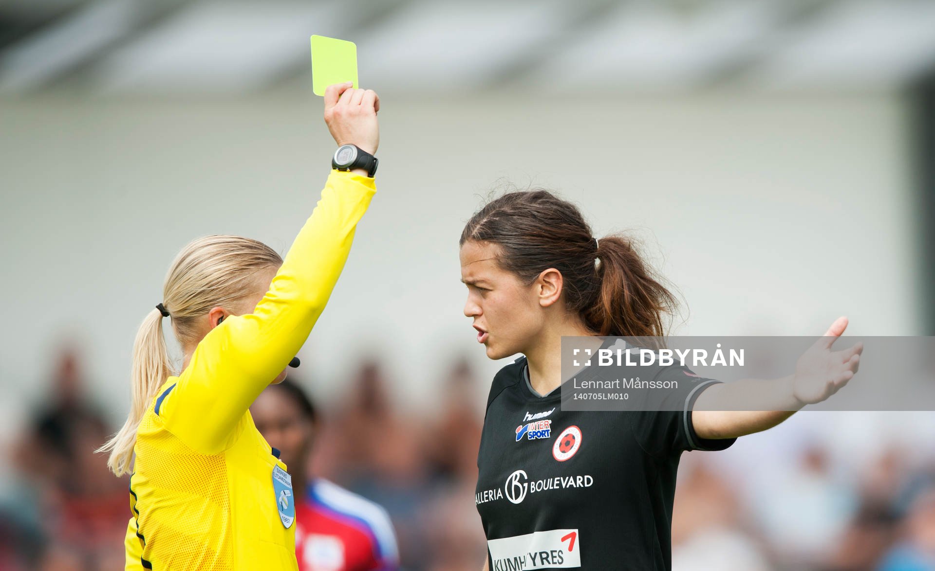 Kristianstads målskytt Marija Basunic blir varnad av