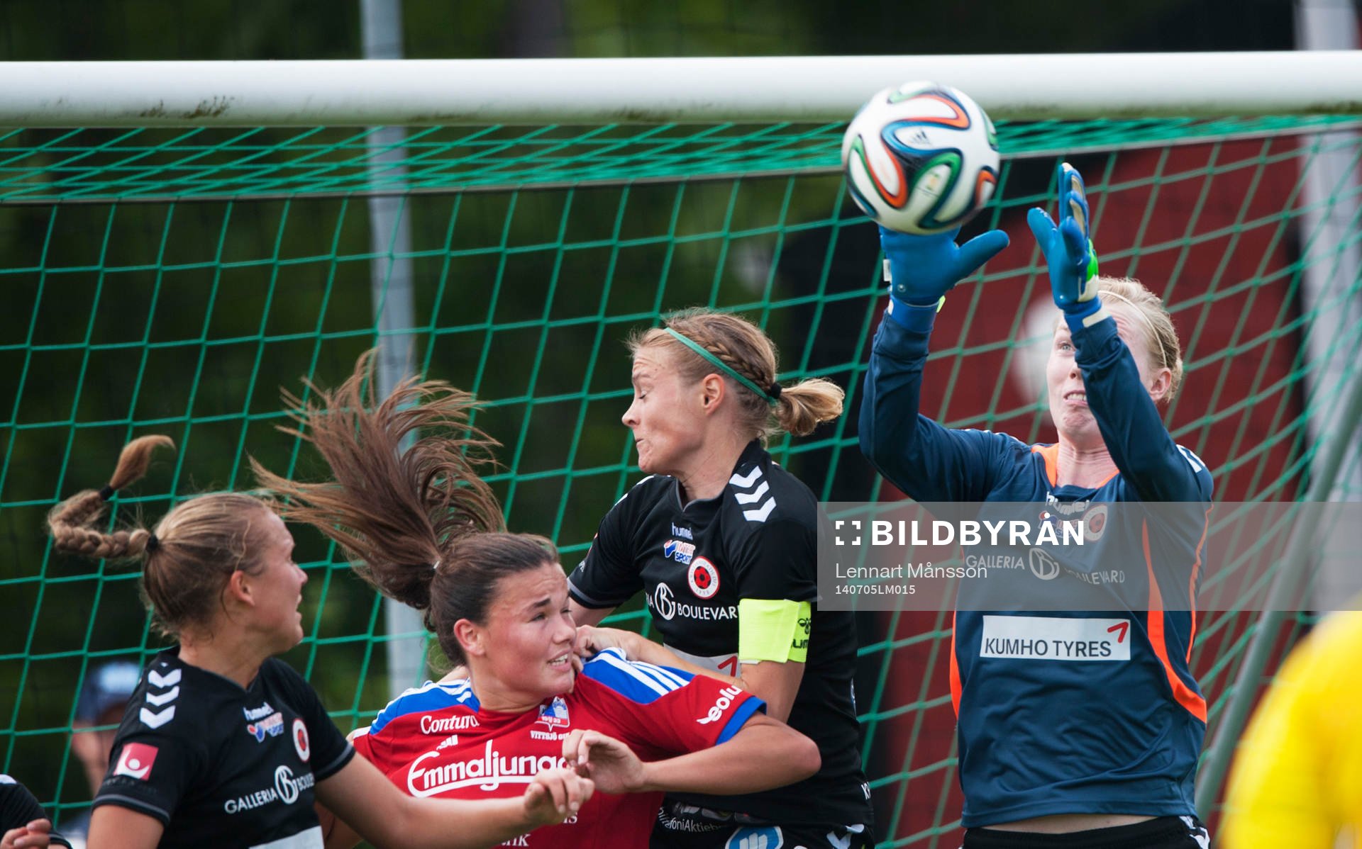 Kristianstads målvakt Hedvig Lindahl greppar bollen i