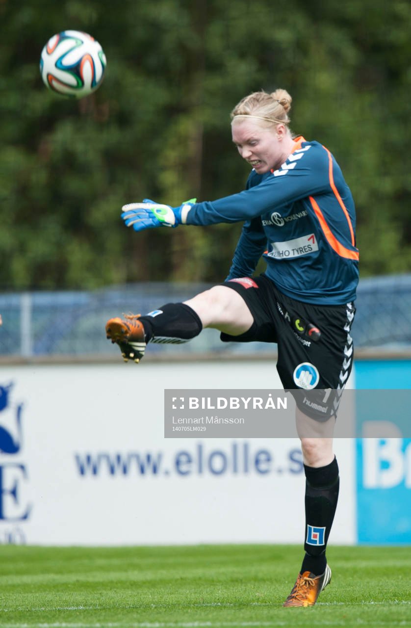 Kristianstads målvakt Hedvig Lindahl sparkar in bollen i