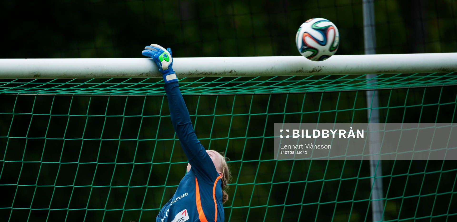 Kristianstads målvakt Hedvig Lindahl tippar bollen över