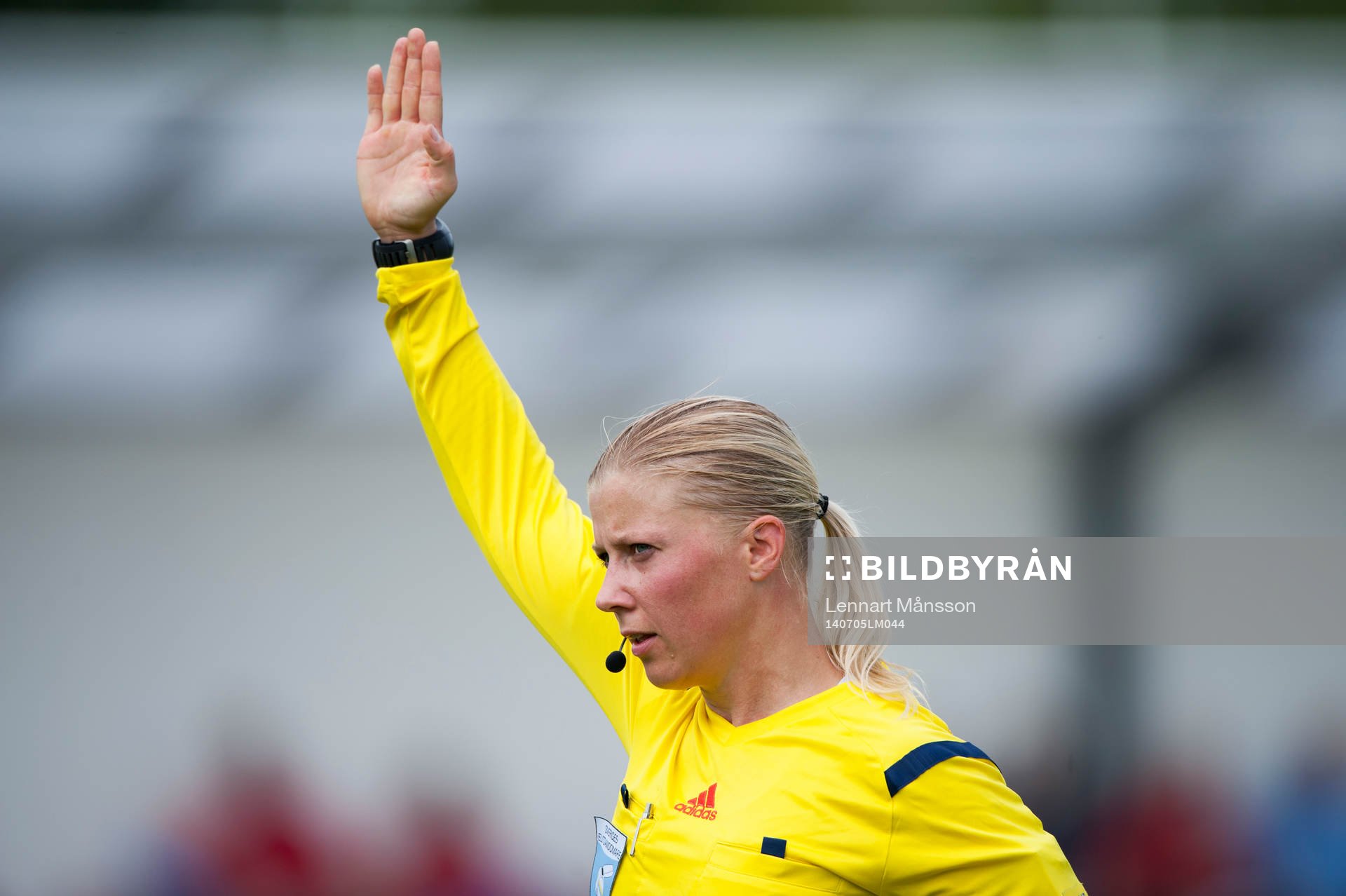 Domaren Sandra Fogelberg i matchen i damallsvenskan mellan