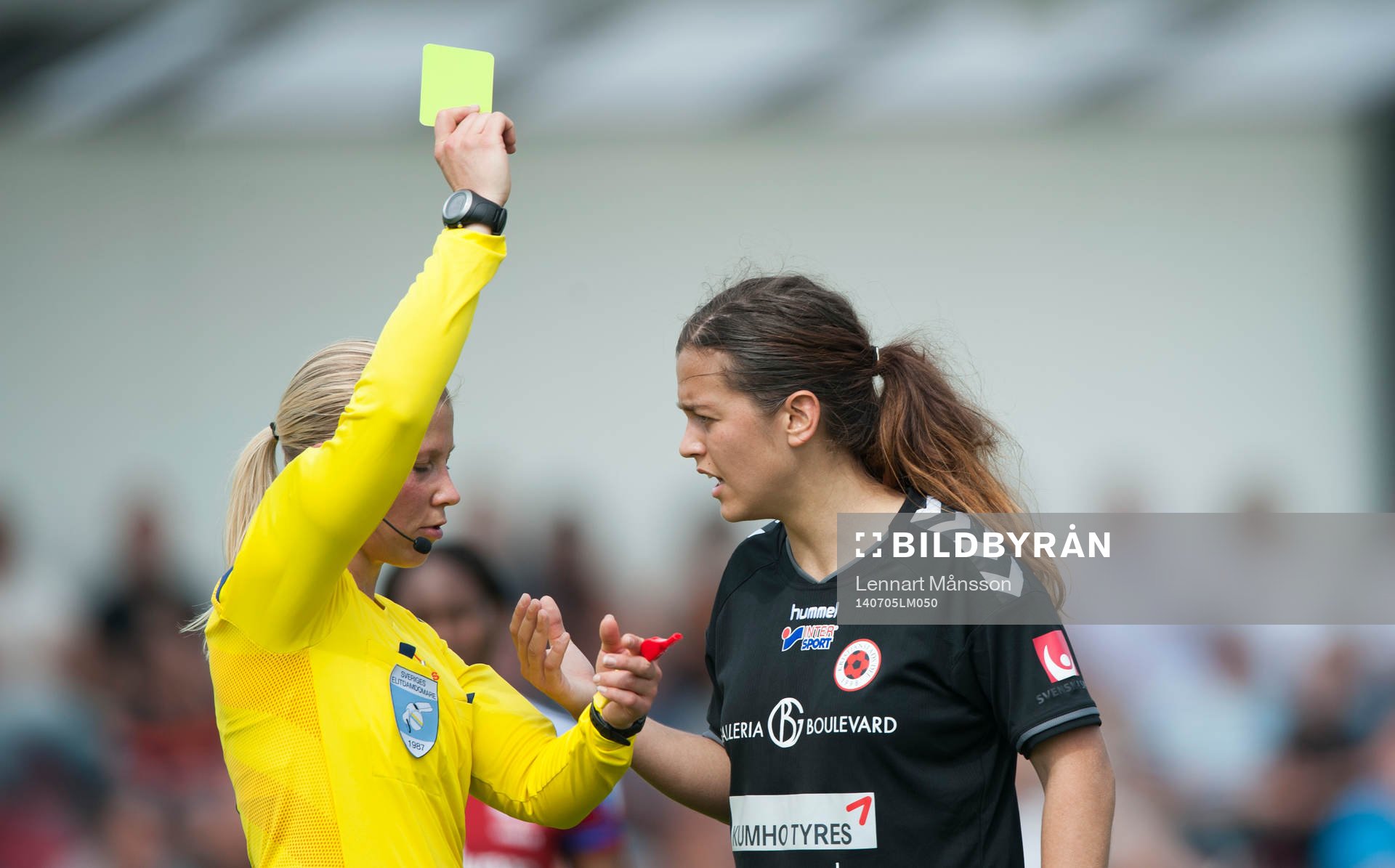 Kristianstads målskytt Marija Basunic blir varnad av