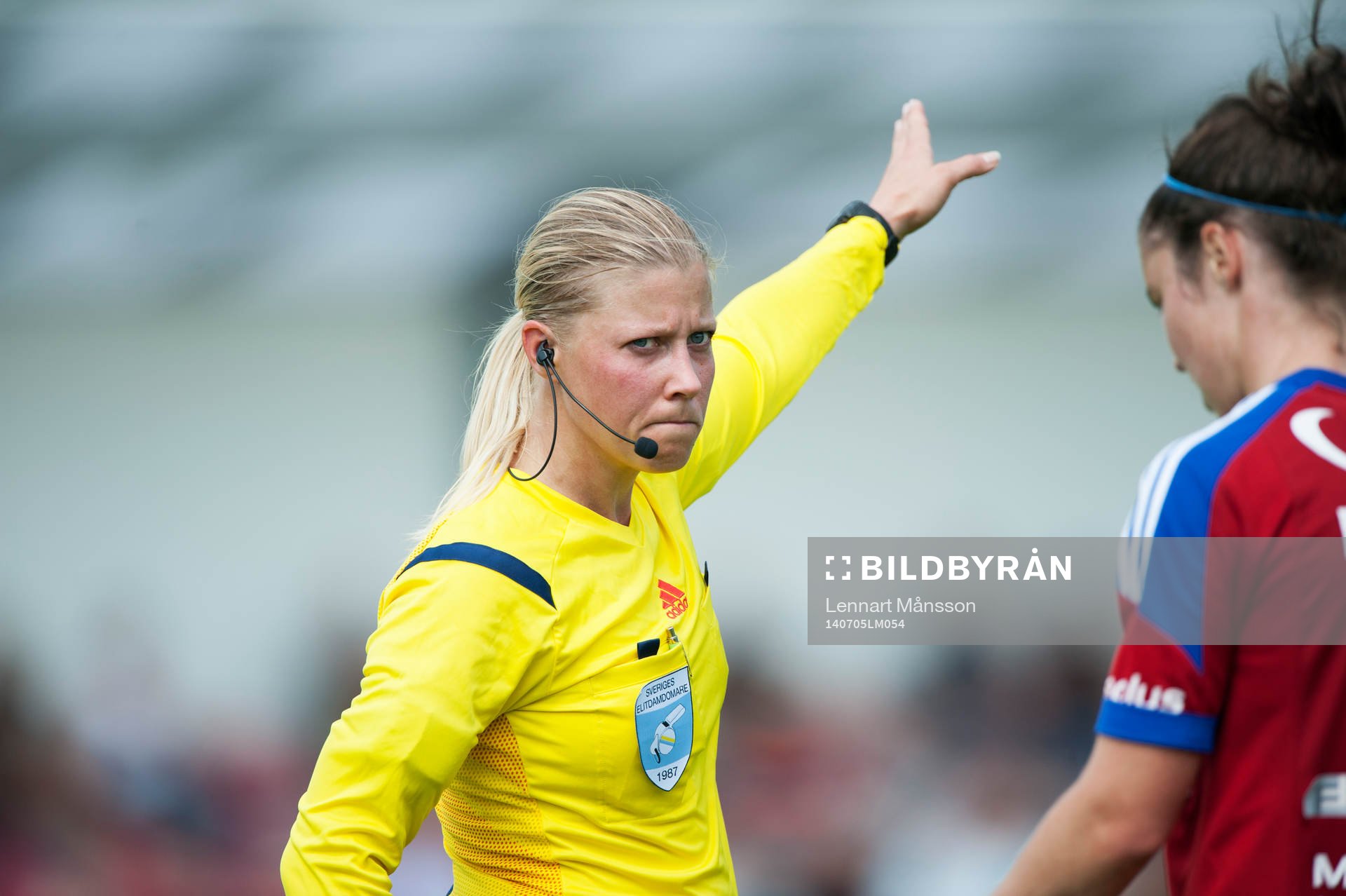 Domaren Sandra Fogelberg i matchen i damallsvenskan mellan
