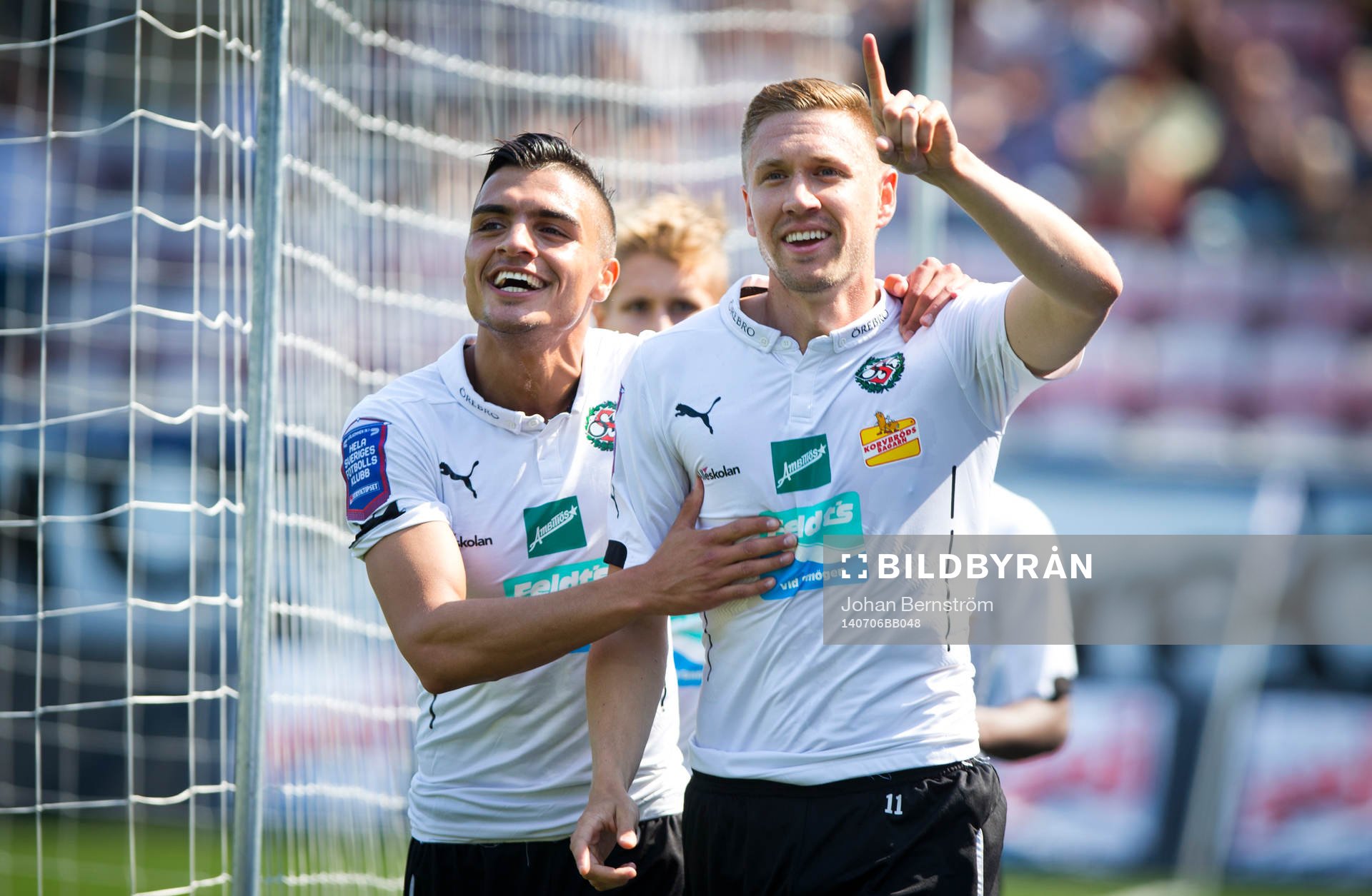 Örebros Marcus Pode gör 1-0 och jublar med Ahmed Yasin