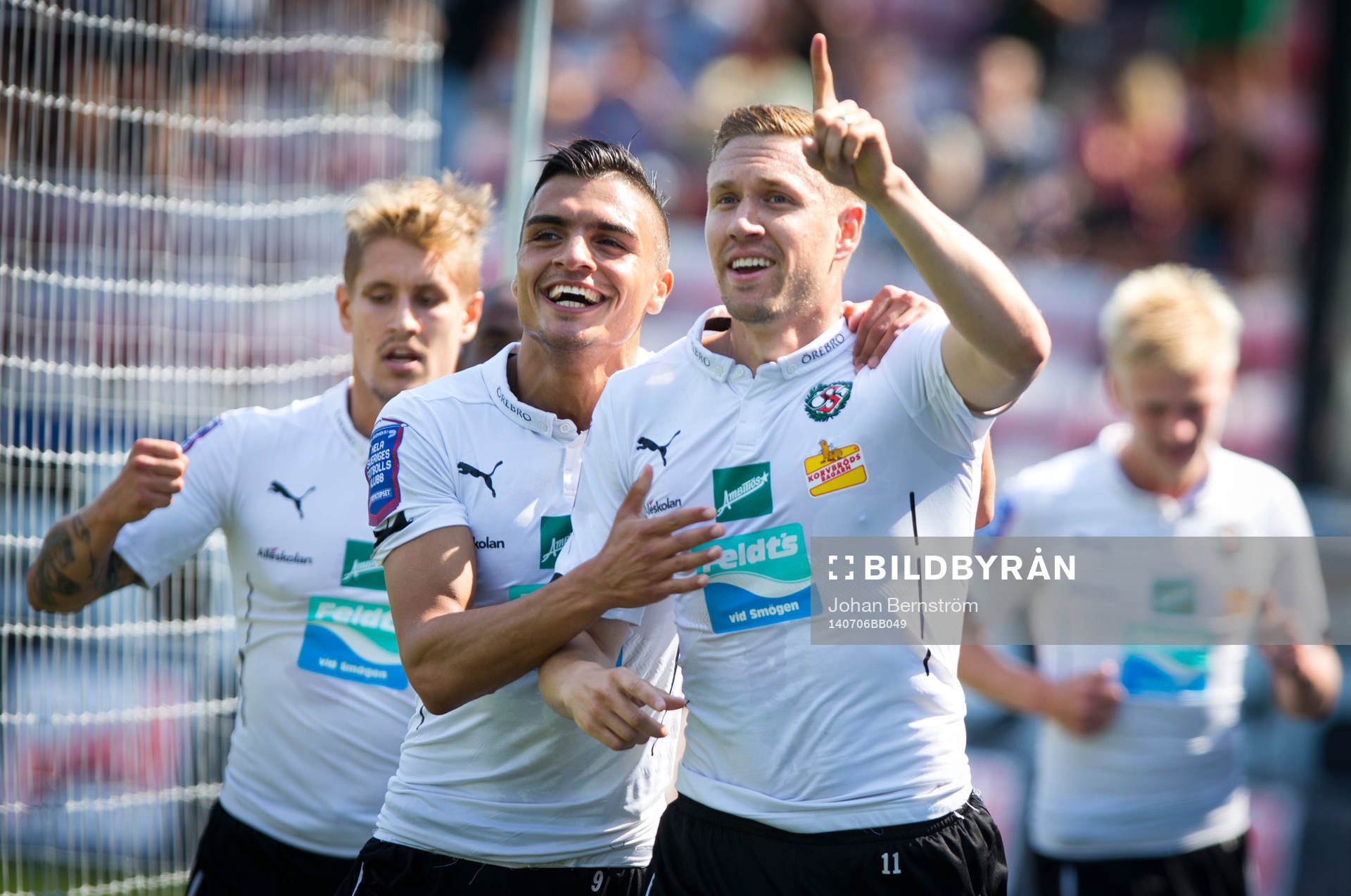 Örebros Marcus Pode gör 1-0 och jublar med Ahmed Yasin