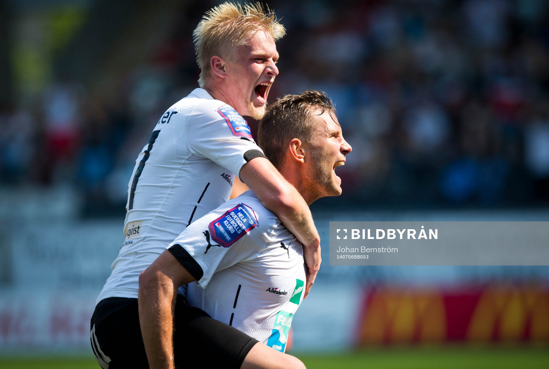 Örebros Robert Åhman Persson gör 2-0 och jublar med Karl