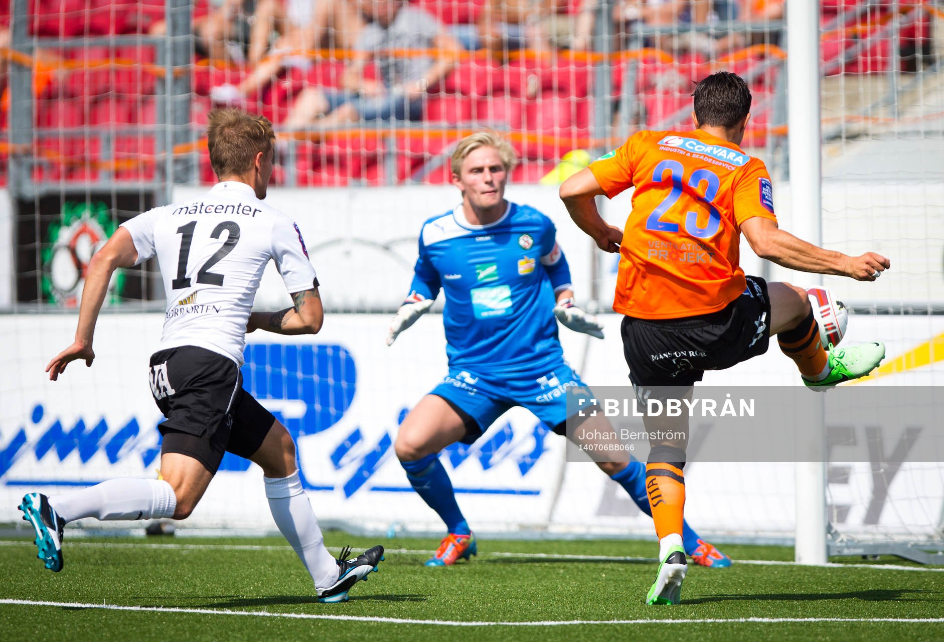 Norrköpings David Boo Wiklander skjuter mot Örebros