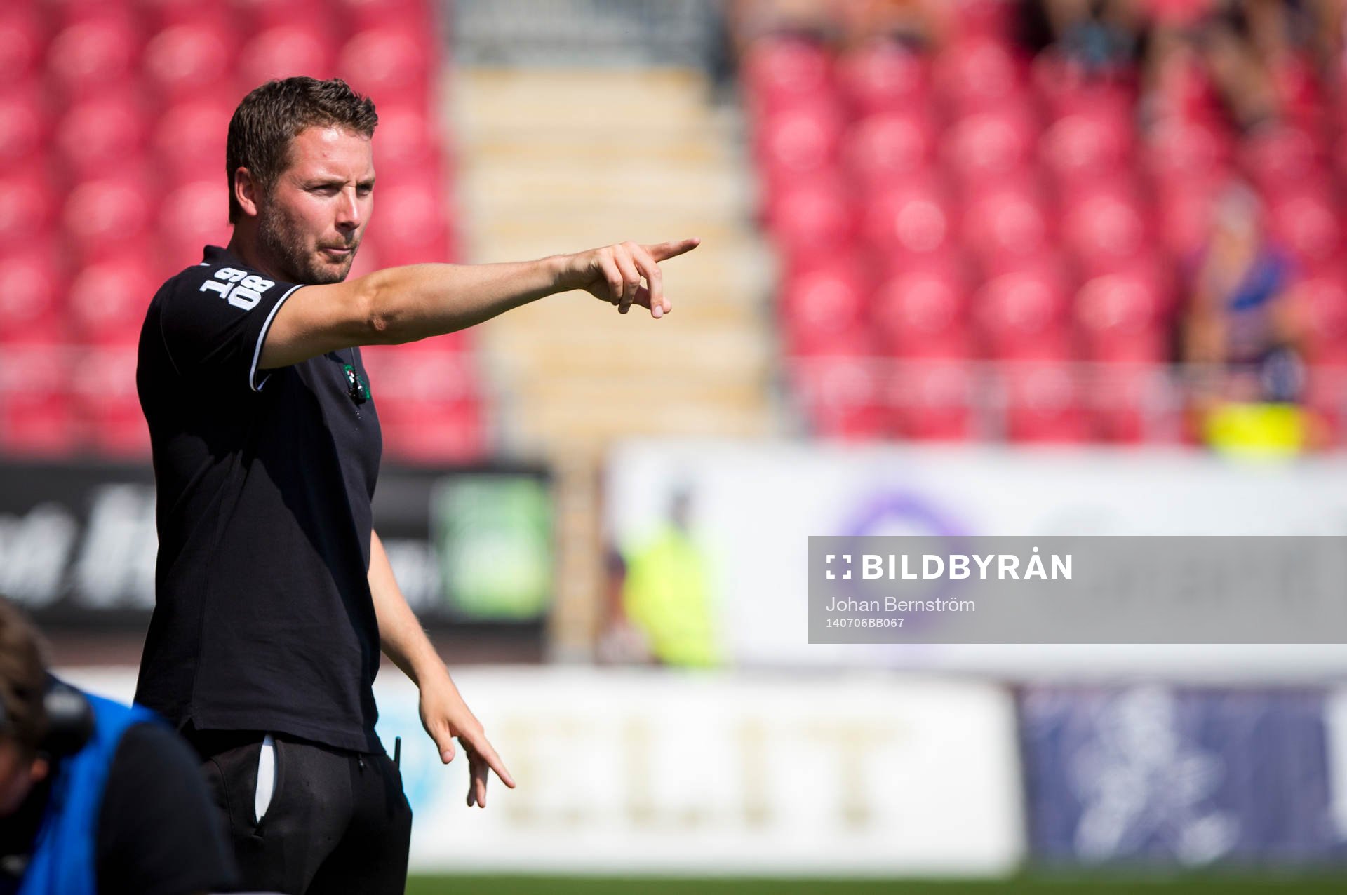 Örebros assisterande tränare Axel Kjäll under fotbollsmatchen i Allsvenskan mellan Örebro och Norrköping den 6 juli 2014 i Örebro.
