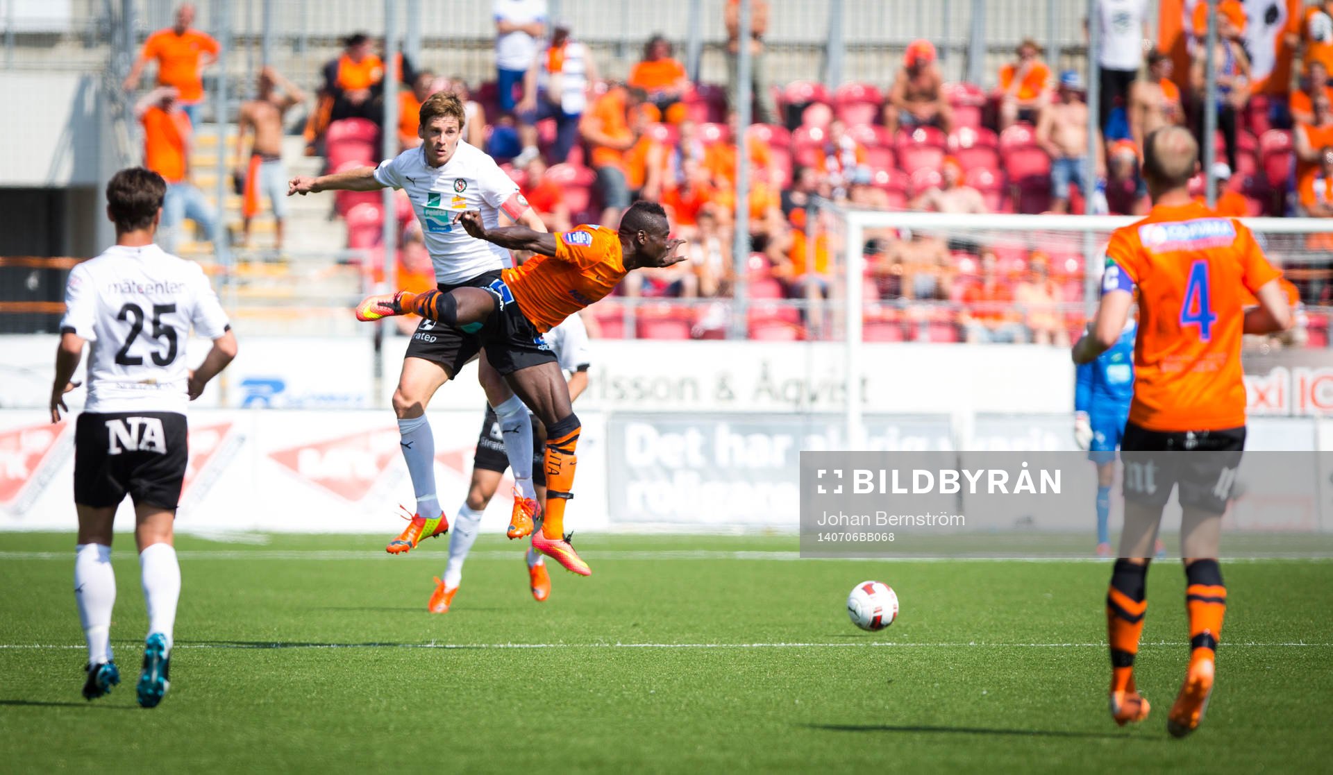 Örebros Magnus Wikström och Norrköpings Alhaji Kamara