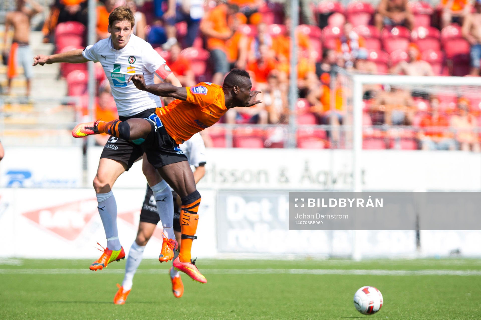Örebros Magnus Wikström och Norrköpings Alhaji Kamara