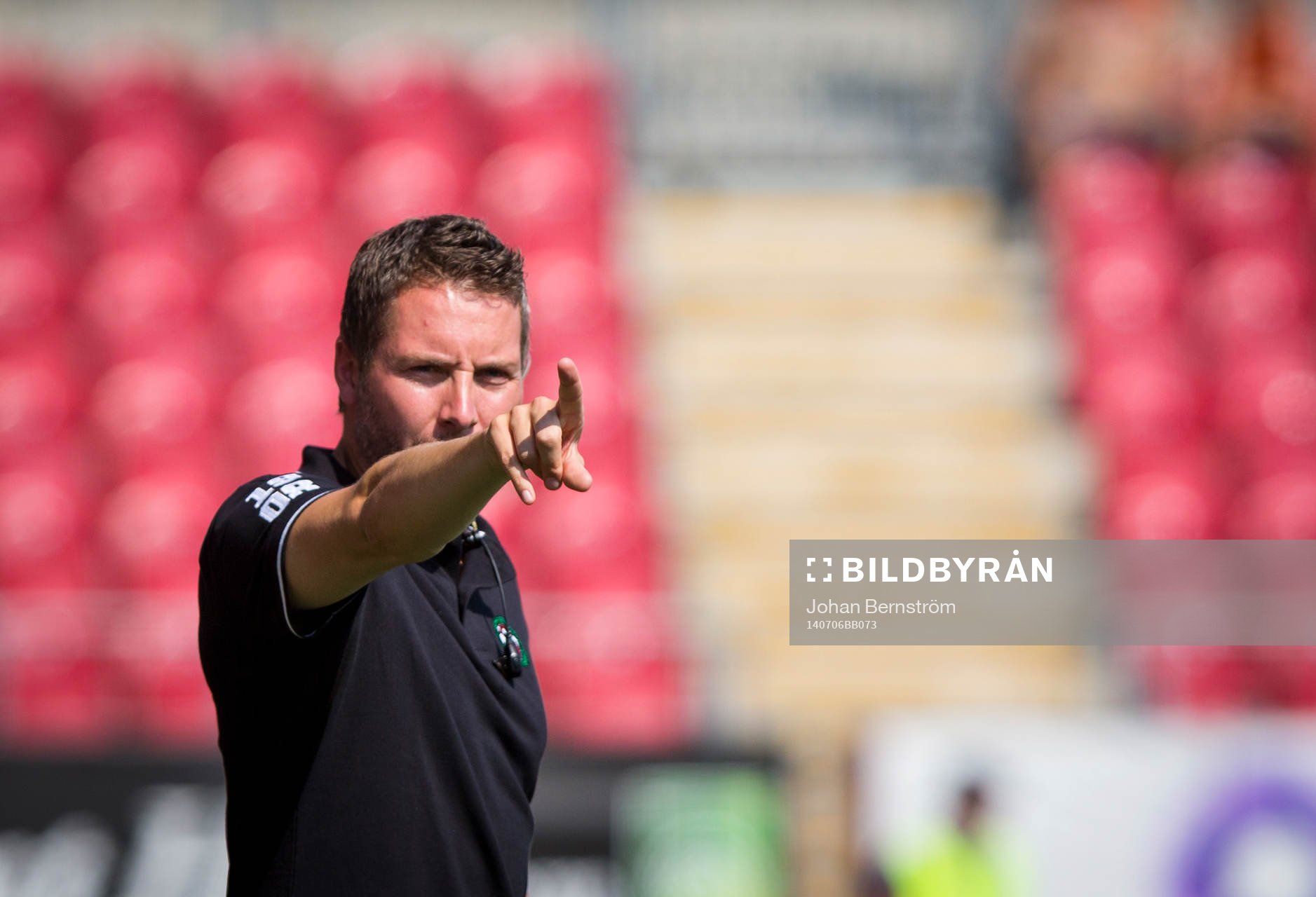 Örebros assisterande tränare Axel Kjäll under fotbollsmatchen i Allsvenskan mellan Örebro och Norrköping den 6 juli 2014 i Örebro.