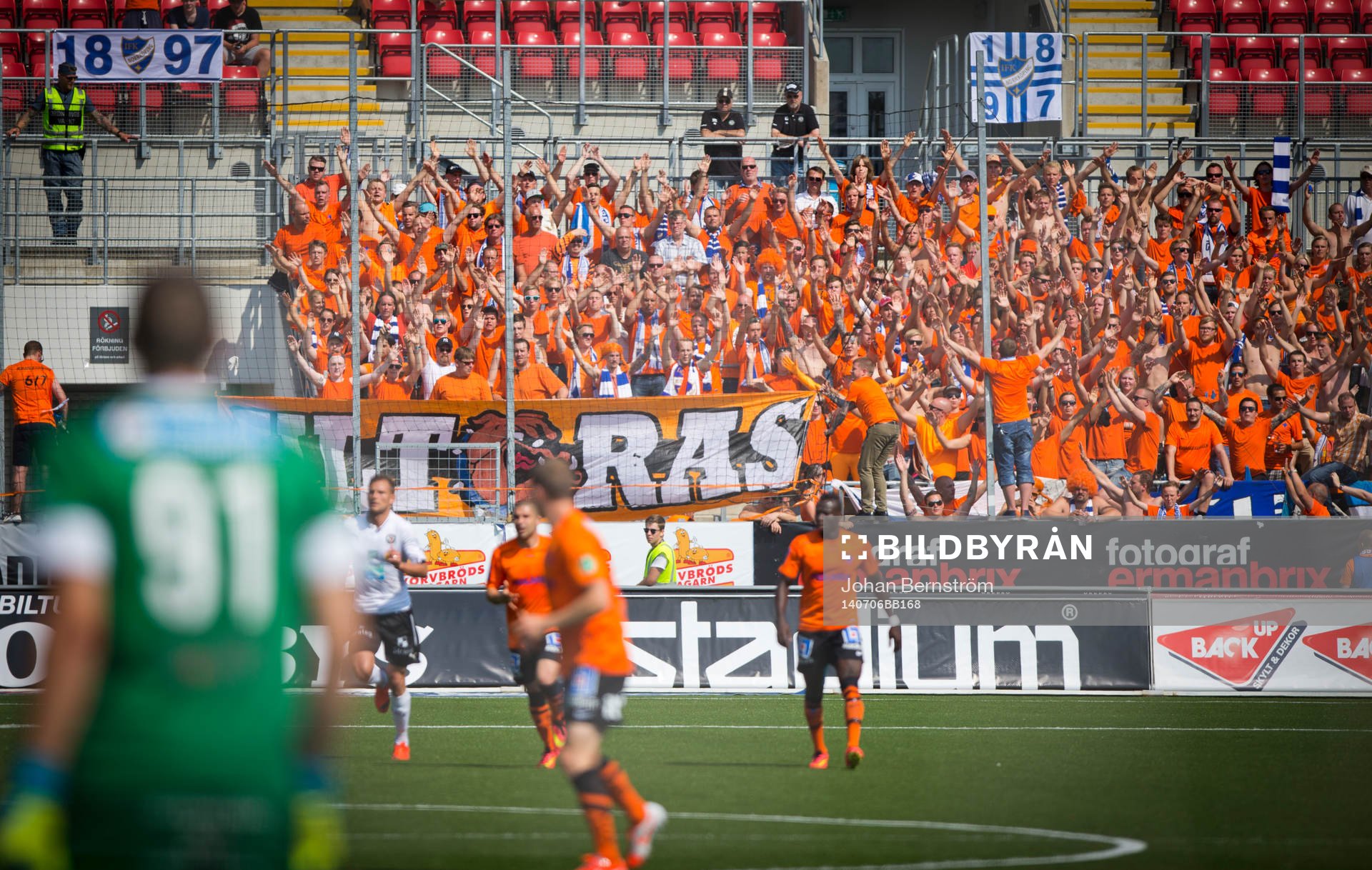 Norrköpings supportrar och fans använder pyroteknik