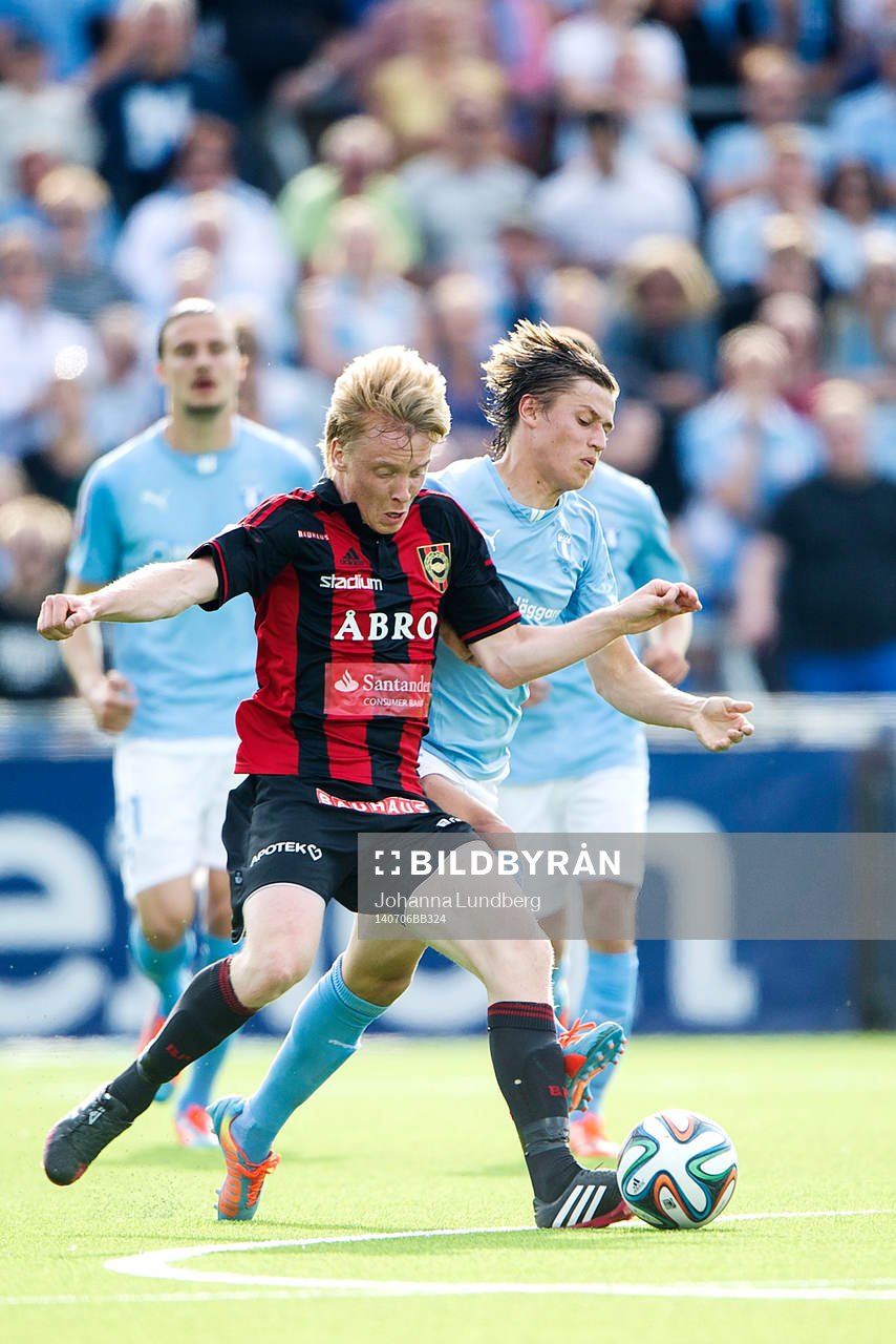 Brommapojkarnas Gustav Sandberg Magnusson i kamp med Malmö FFs Simon Thern under fotbollsmatchen i Allsvenskan mellan Brommapojkarna och Malmö FF den 6 juli 2014 i Stockholm. 