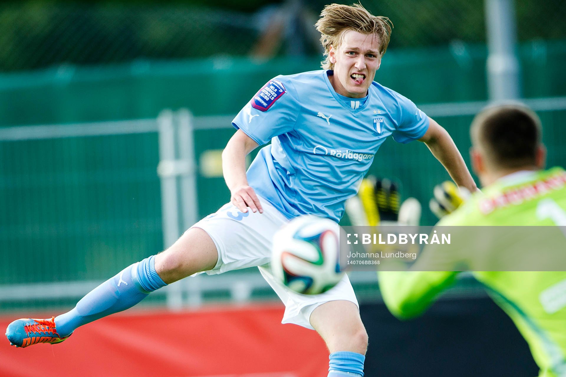 Malmö FFs Emil Forsberg går på skott mot Brommapojkarnas