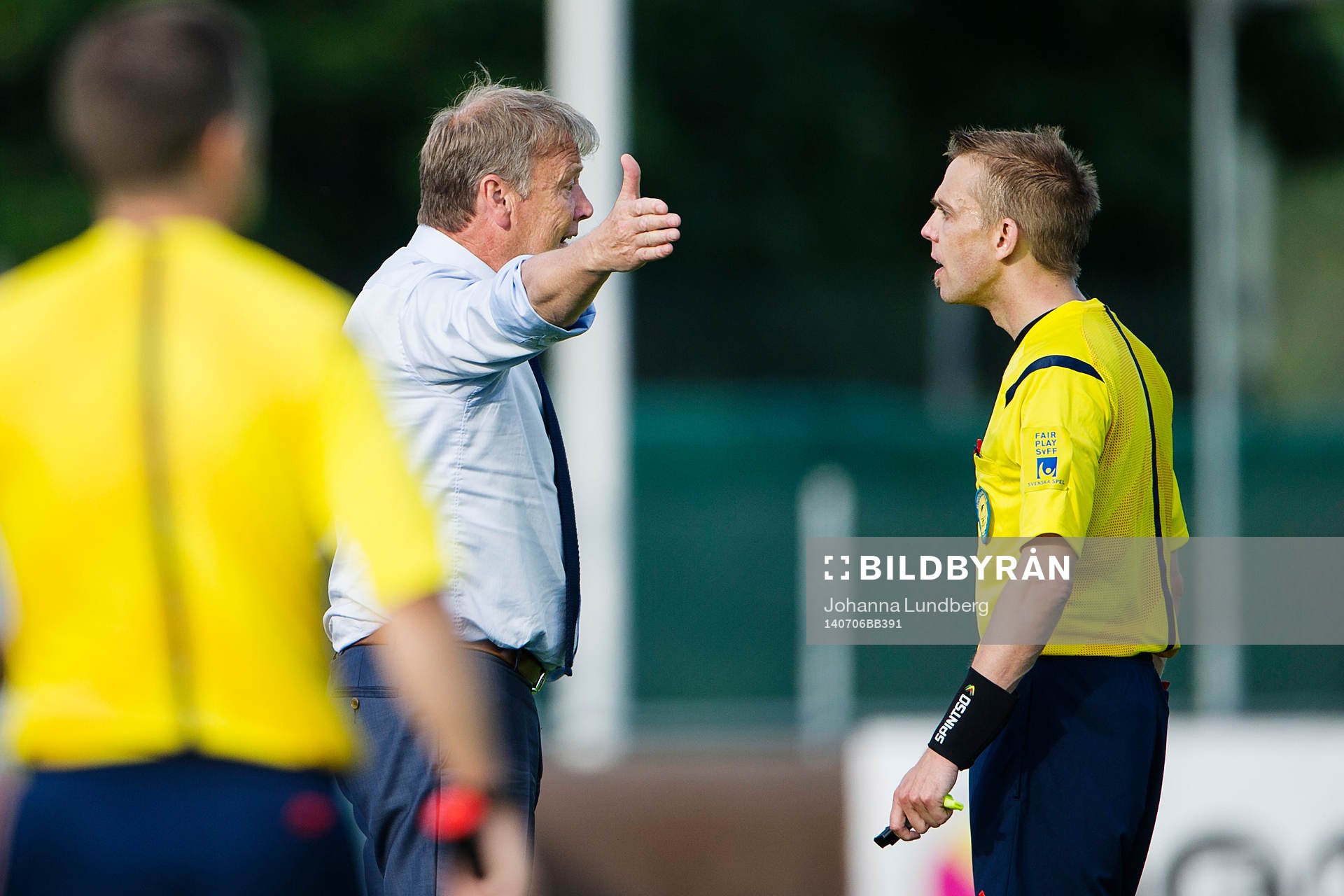 Malmö FFs tränare Åge Hareide diskuterar med domare