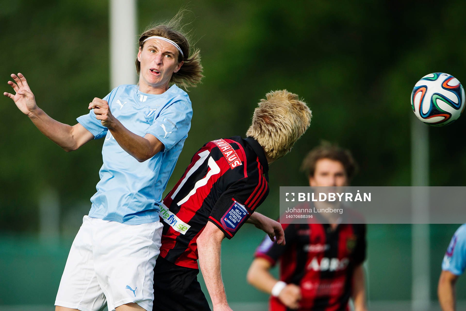 Malmö FFs Pawel Cibicki i luftduell med Brommapojkarnas