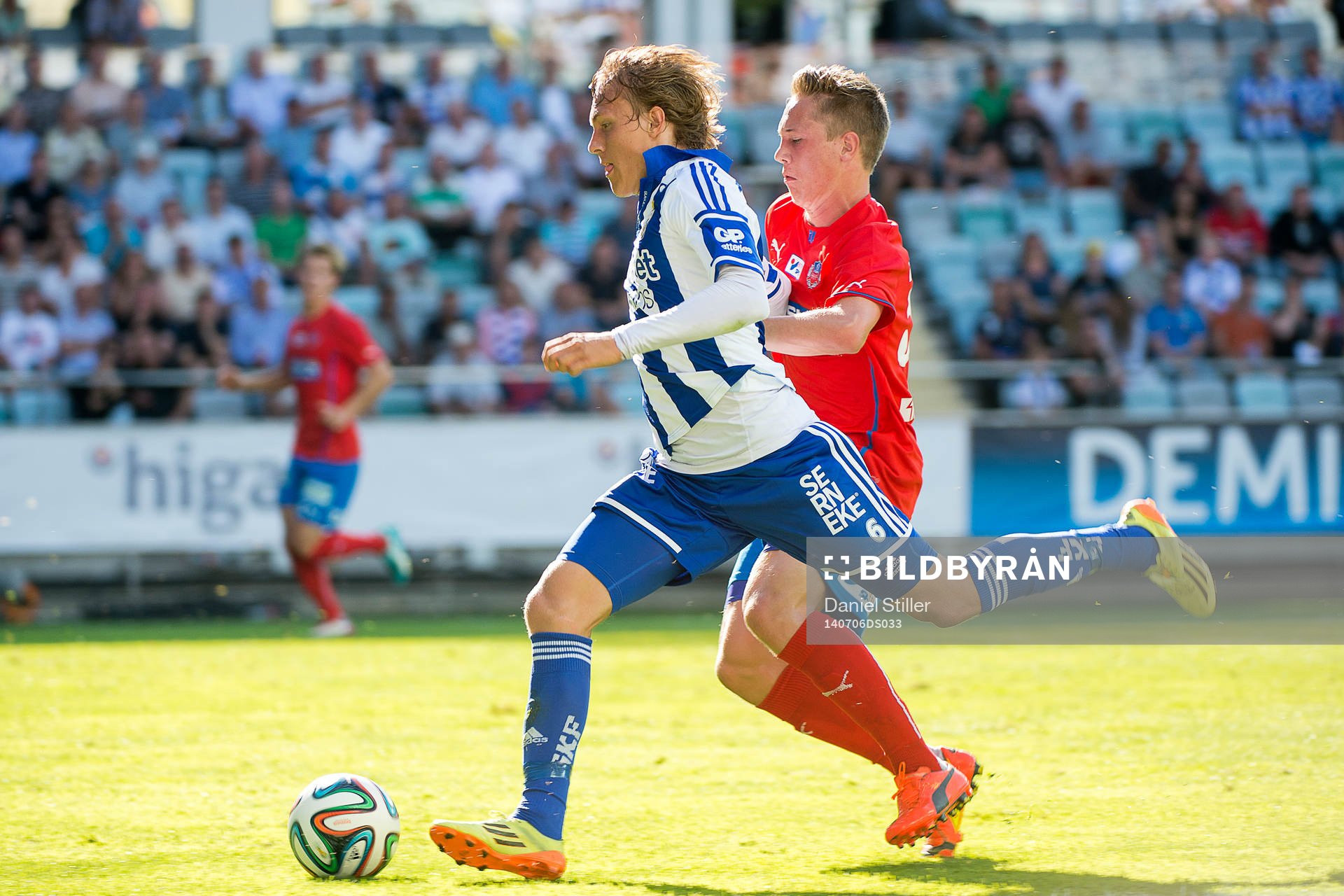 IFK Göteborgs Ludwig Augustinsson i kamp med Helsingborgs Gustav Jarl under fotbollsmatchen i Allsvenskan mellan IFK Göteborg och Helsingborg den 6 juli 2014 i Göteborg.