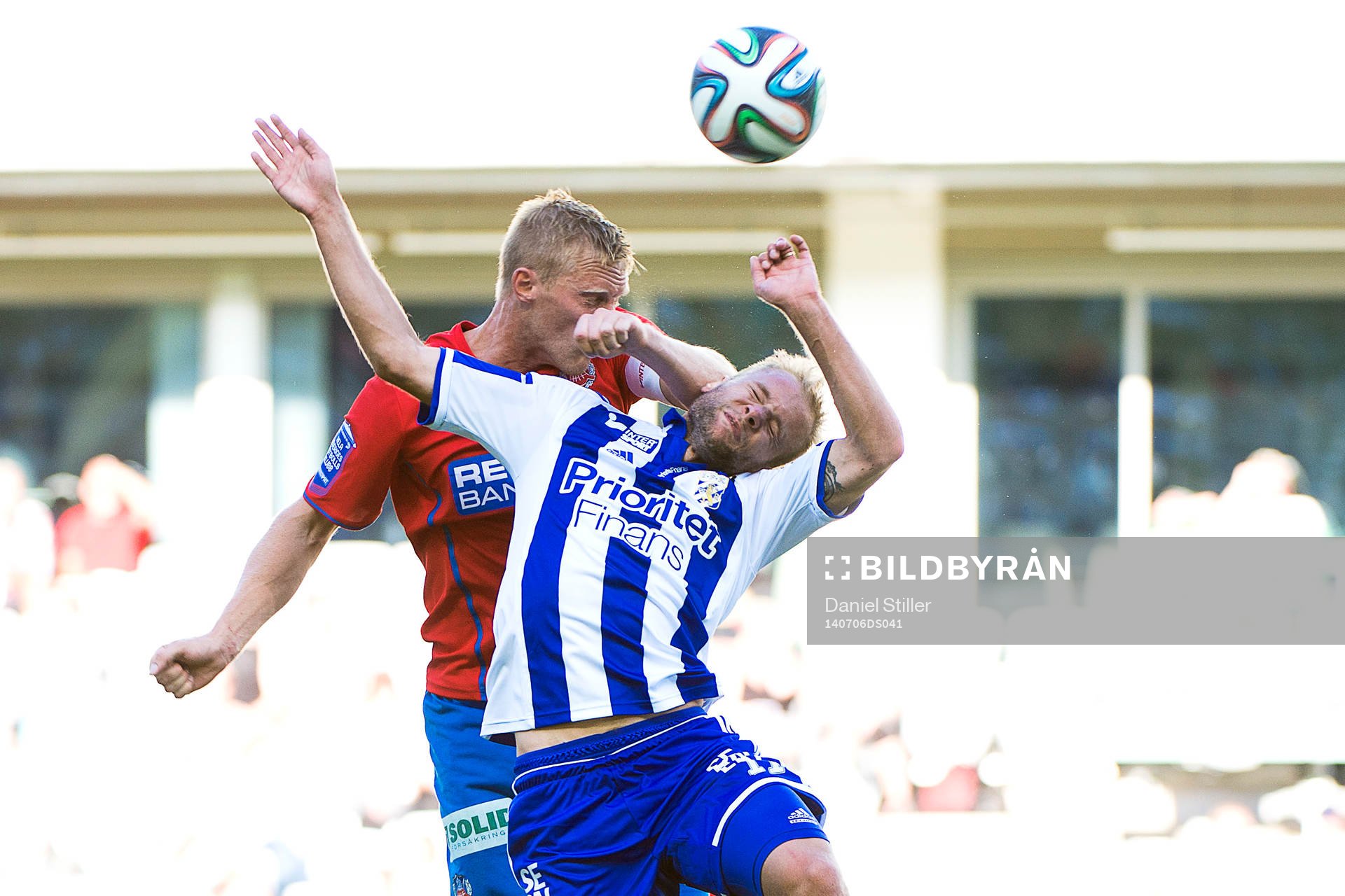 Helsingborgs Peter Larsson i kamp med IFK Göteborgs Robin Söder under fotbollsmatchen i Allsvenskan mellan IFK Göteborg och Helsingborg den 6 juli 2014 i Göteborg.