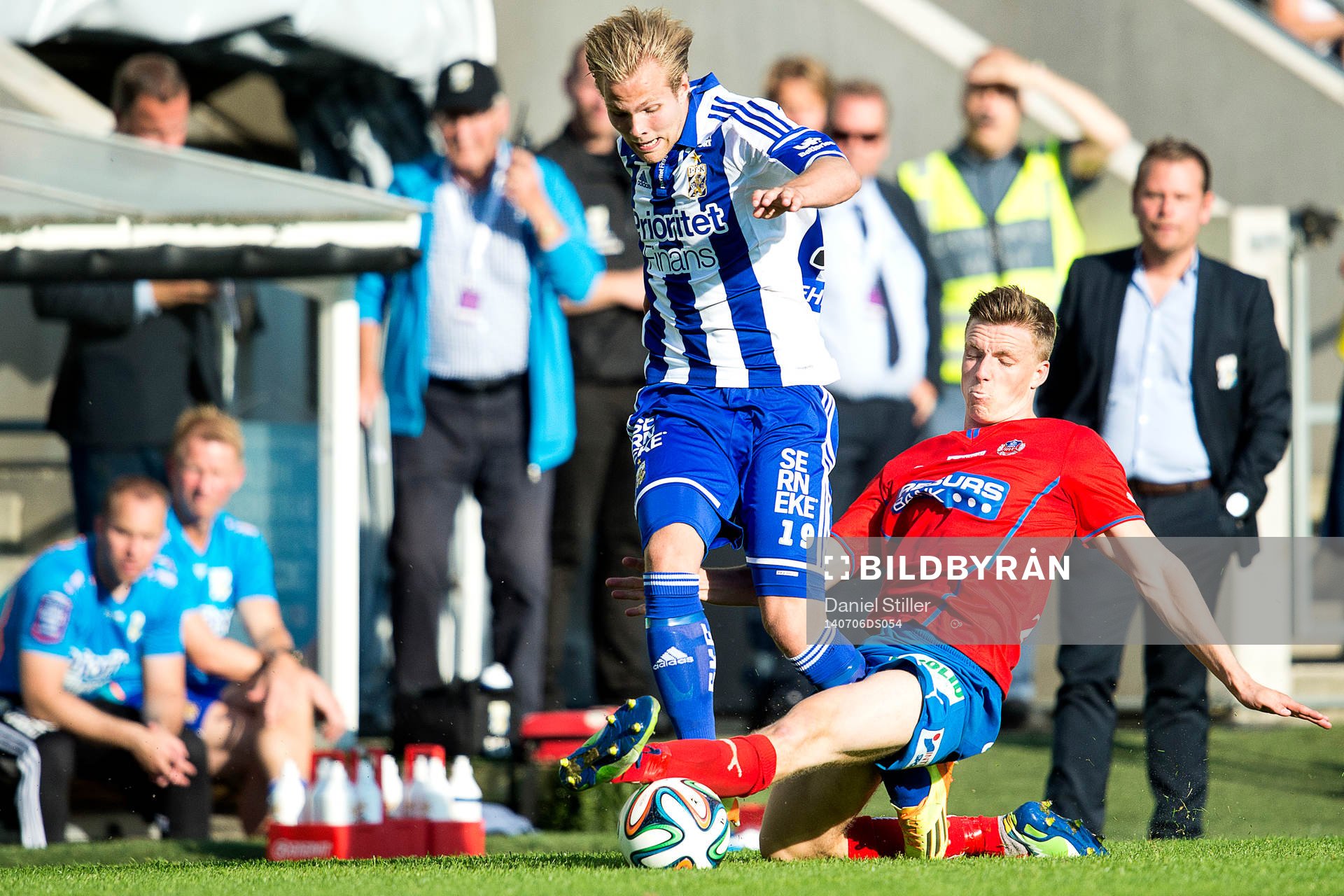 IFK Göteborgs Gustav Engvall kapas av Helsingborgs Carl