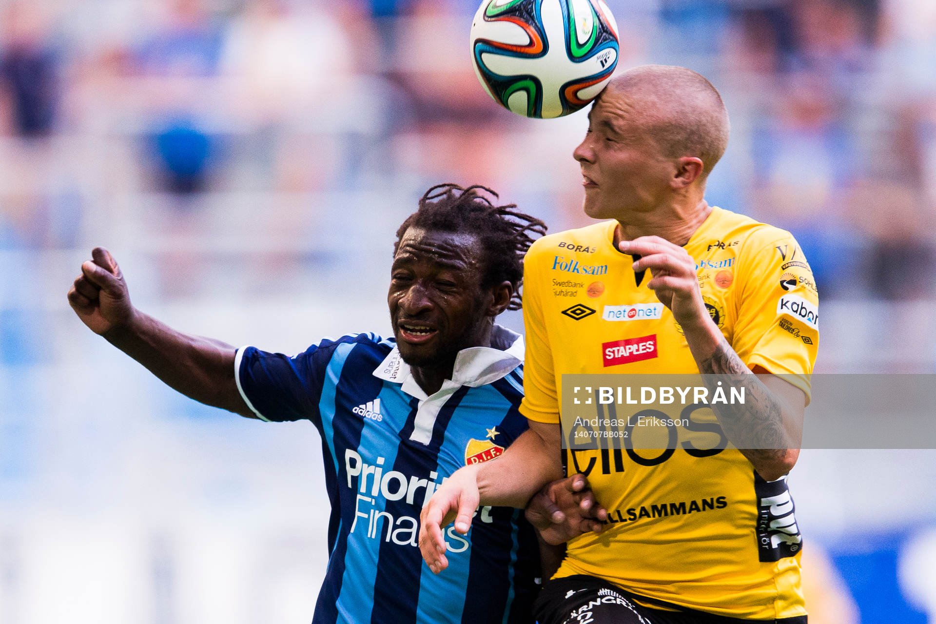 Djurgårdens Amadou Jawo och Elfsborgs Sebastian Holmén i kamp om bollen under fotbollsmatchen i Allsvenskan mellan Djurgården - Elfsborg den 7 juli 2014 i Stockholm.