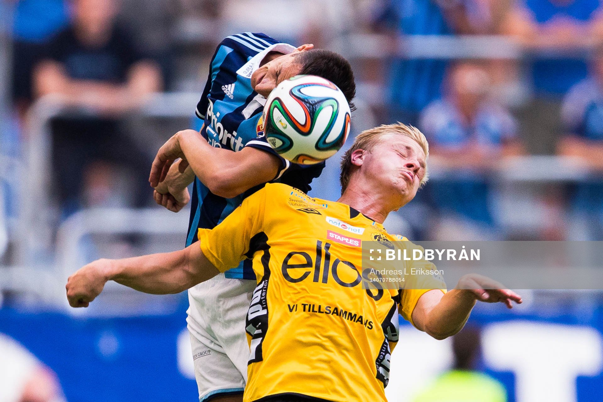 Djurgårdens Haris Radetinac i en nickduell med Elfsborgs