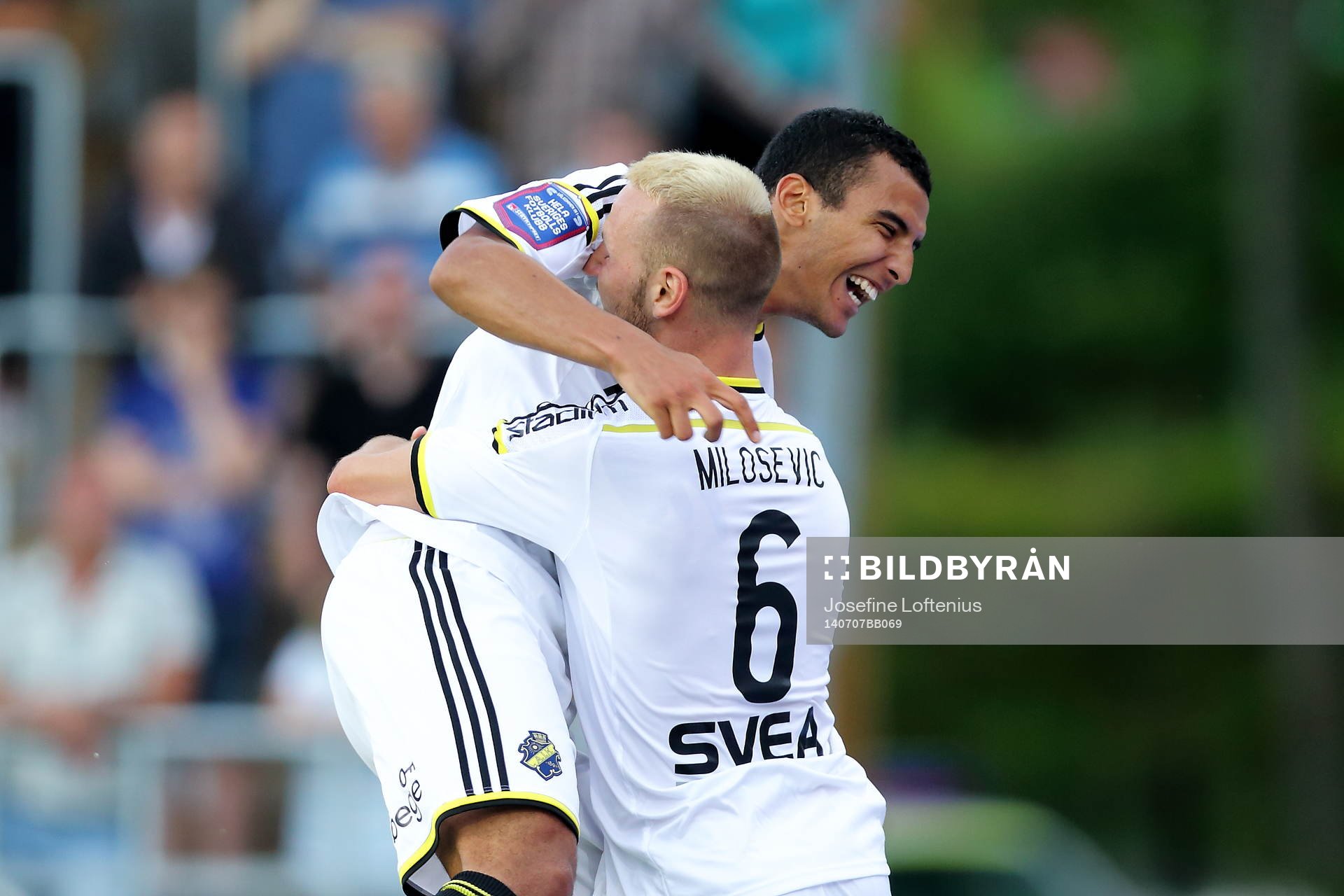 s Nabil Bahoui jublar med AIK:s Alexander Milosevic