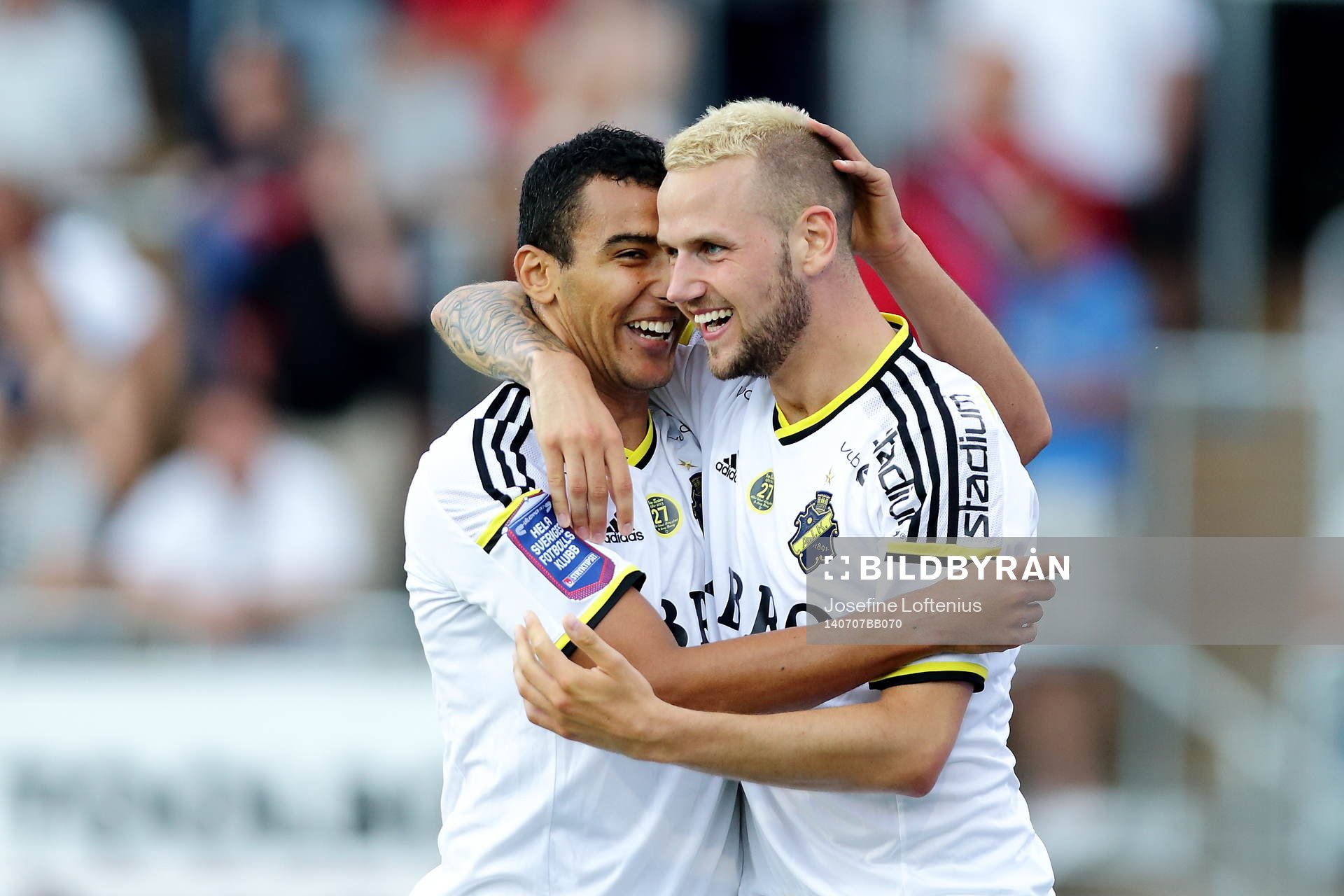 s Nabil Bahoui jublar med AIK:s Alexander Milosevic