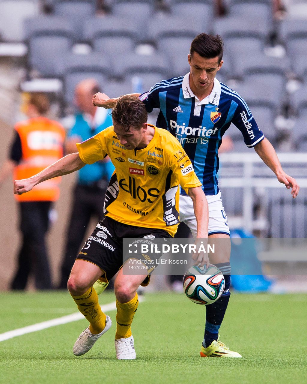 Elfsborgs Marcus Rohdén i kamp om bollen med Djurgårdens