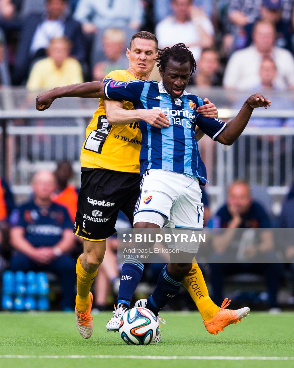 Elfsborgs Jon Jönsson håller fast Djurgårdens Amadou Jawo