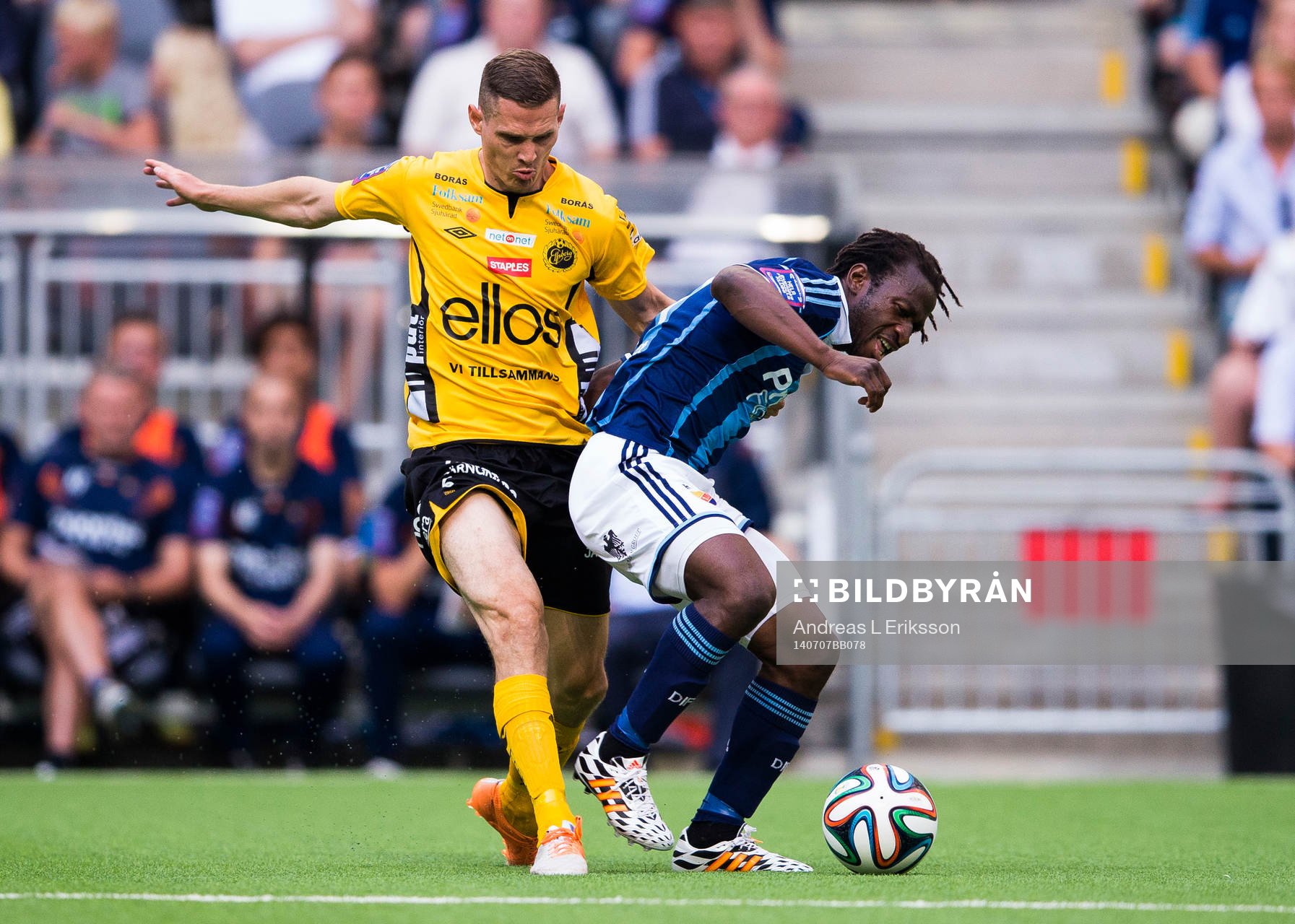 Elfsborgs Jon Jönsson i kamp om bollen med Djurgårdens