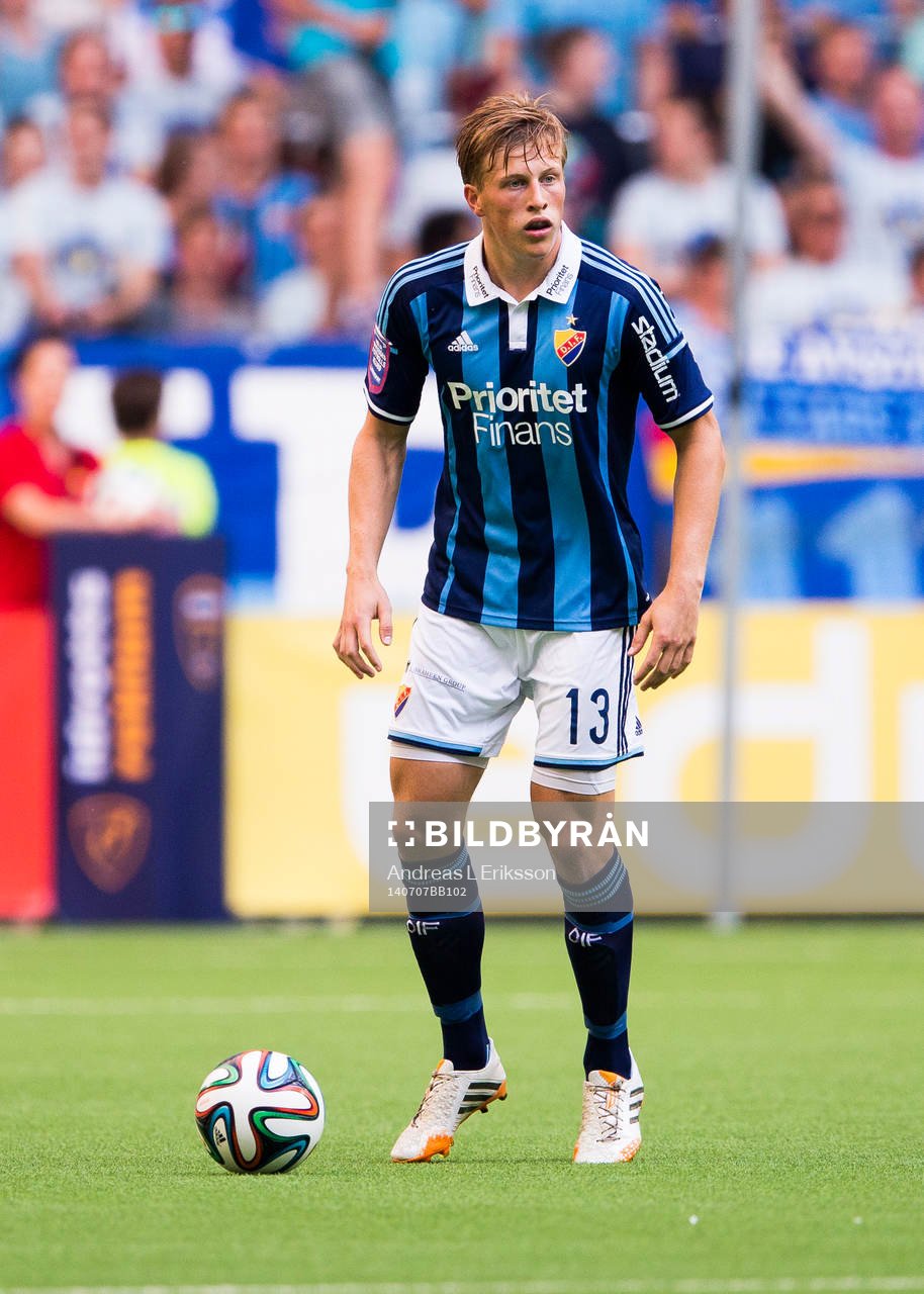 Djurgårdens Emil Bergström med bollen