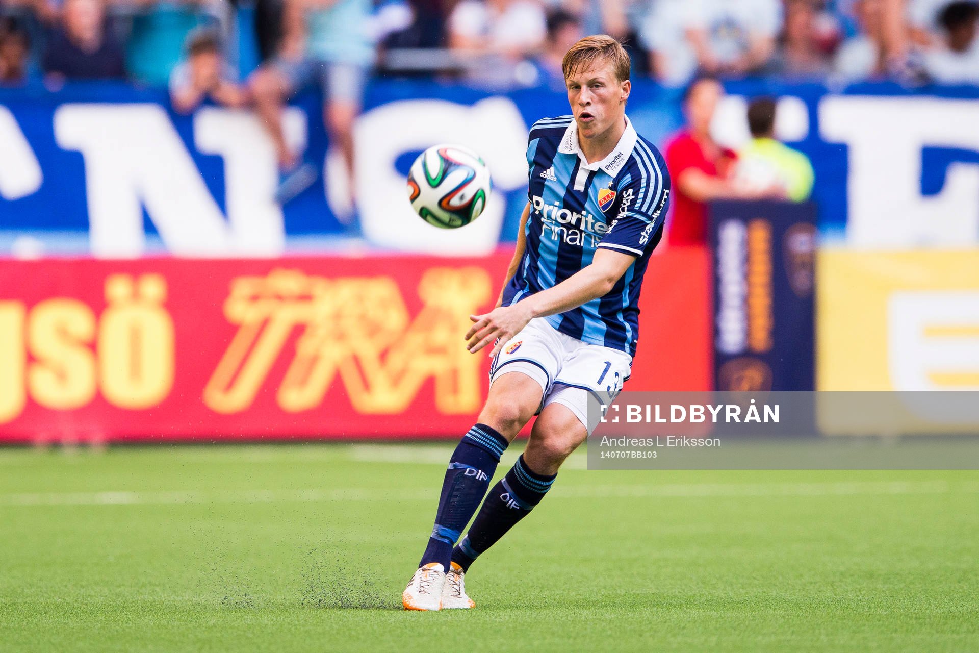 Djurgårdens Emil Bergström med bollen