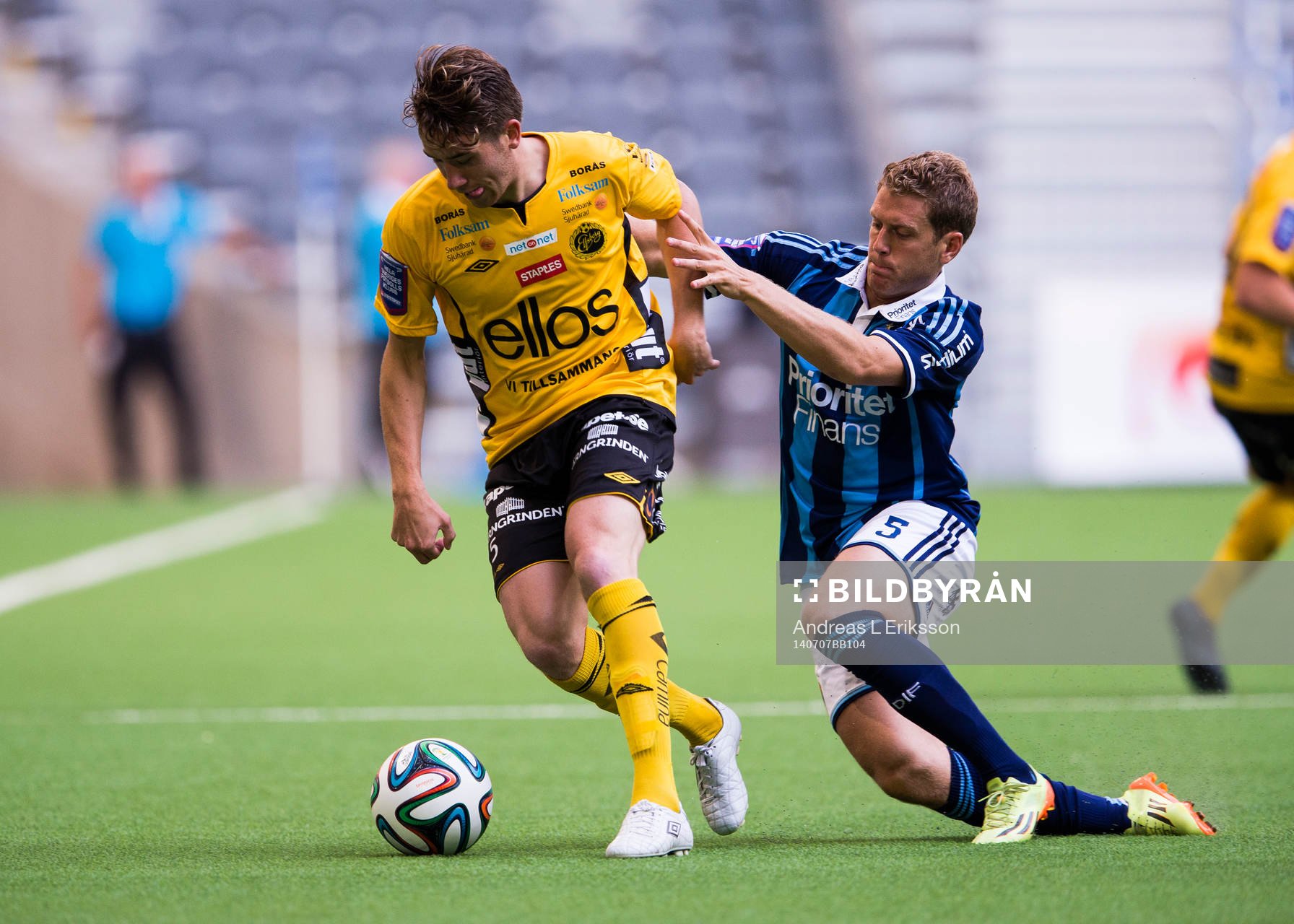 Elfsborgs Marcus Rohdén försöker ta sig bort från