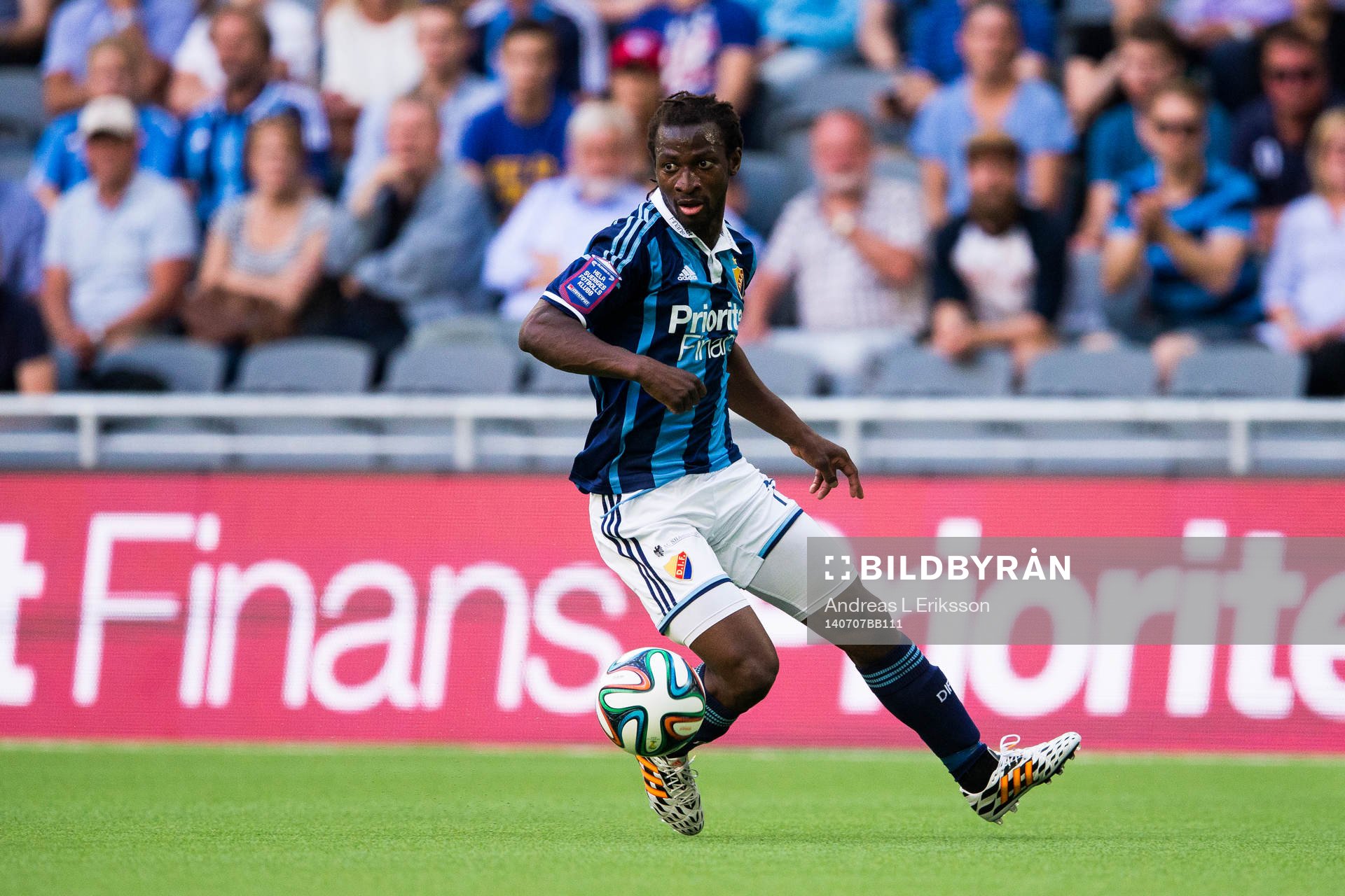 Djurgårdens Amadou Jawo med bollen