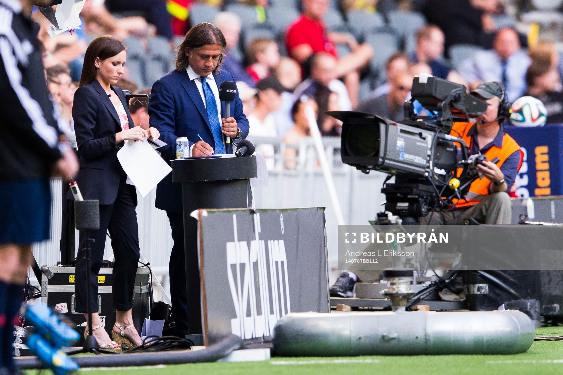 Özcan Melkemichel som expertkommentator på Canal+ under fotbollsmatchen i Allsvenskan mellan Djurgården - Elfsborg den 7 juli 2014 i Stockholm.