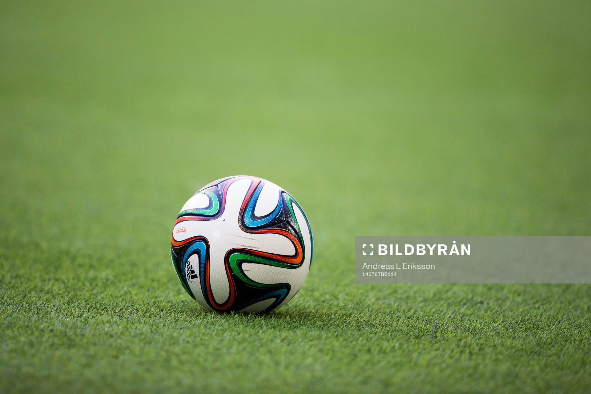 Matchbollen ligger på konstgräset