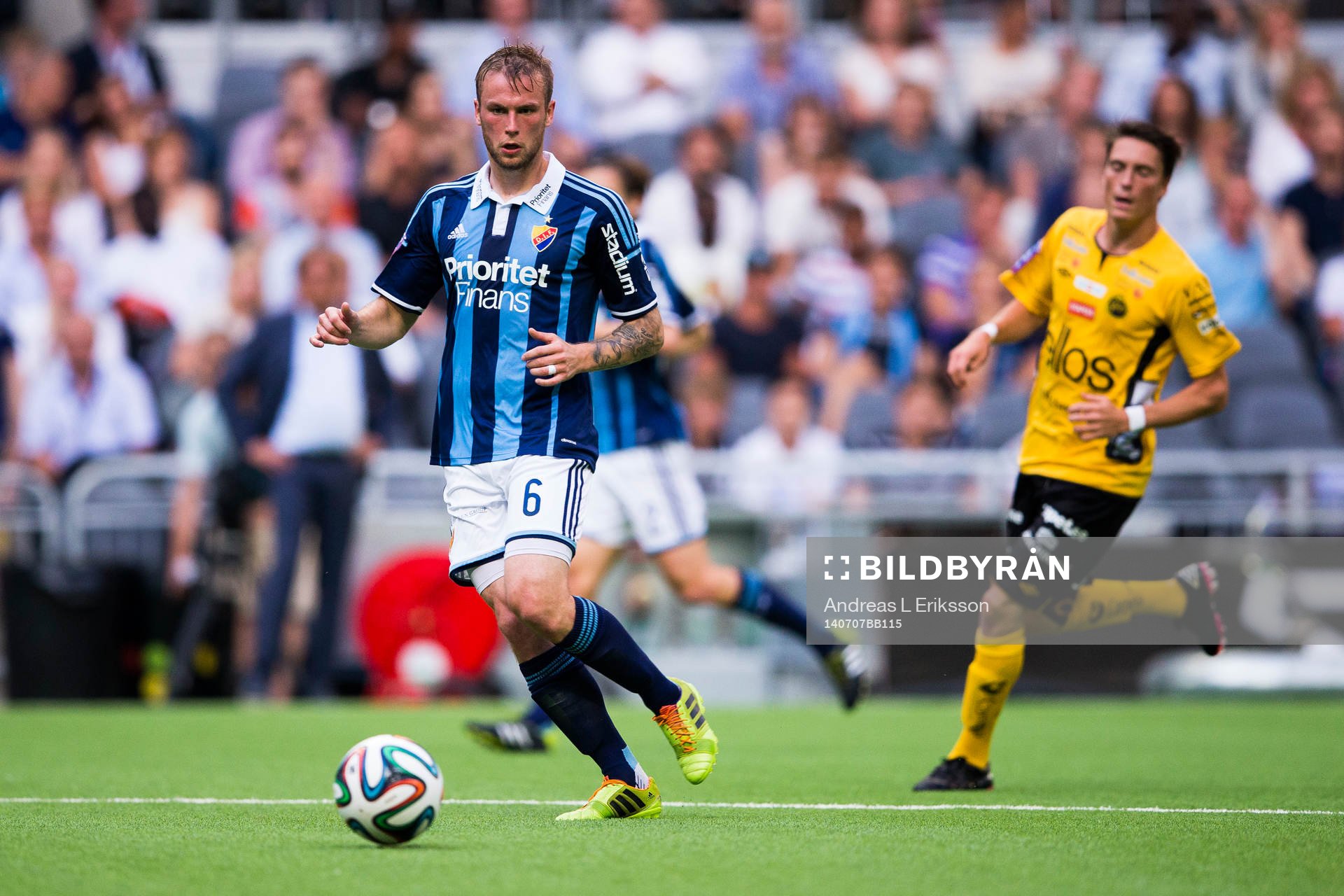 Djurgårdens Aleksander Faltsetas med bollen