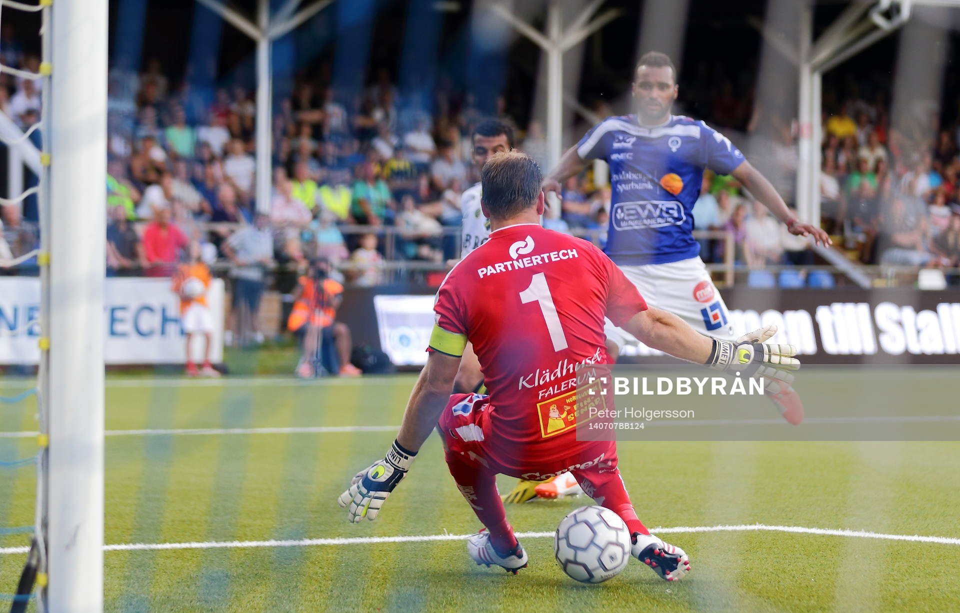 s Nabil Bahoui intill Åtvidabergs Alberis Sérgio da Silva