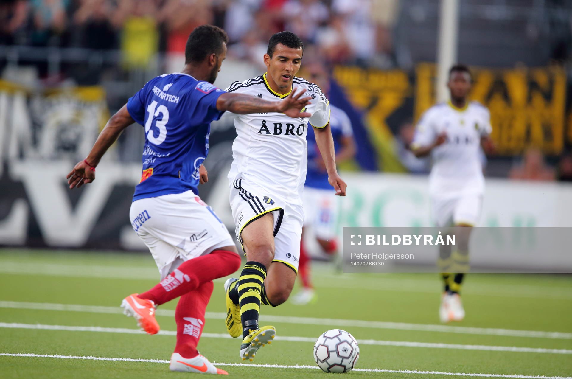 s Nabil Bahoui förbi Åtvidabergs Alberis Sérgio da Silva