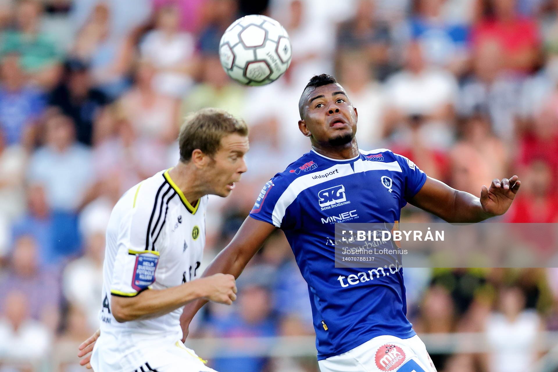 Åtvidabergs Ricardo Santos tittar på bollen i en nickduell under fotbollsmatchen i Allsvenskan mellan Åtvidaberg och AIK den 12 maj 2014 i Åtvidaberg.